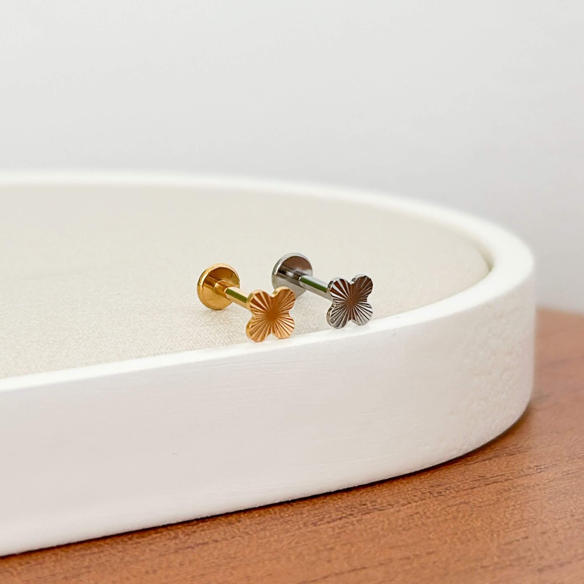 Piercing 8mm Titânio Labret Trevo Texturado Prata 3