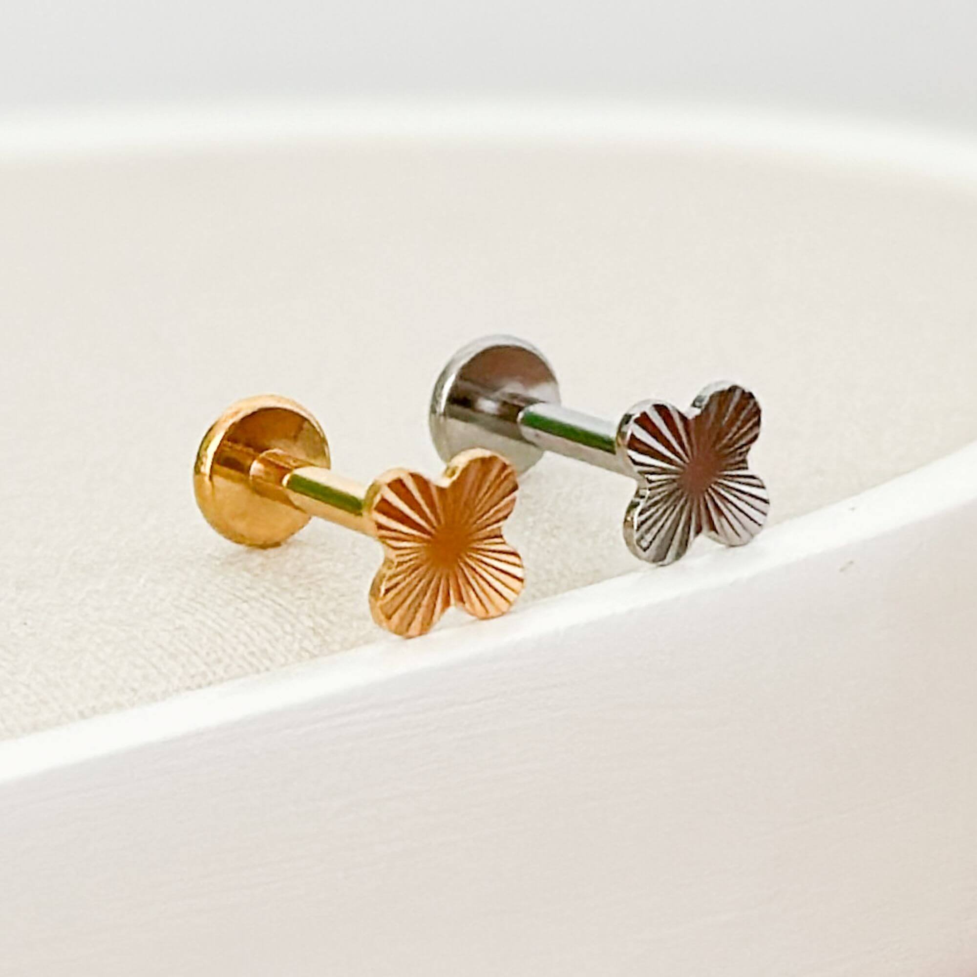 Piercing 8mm Titânio Dourado Labret Trevo Texturado Dourado 2