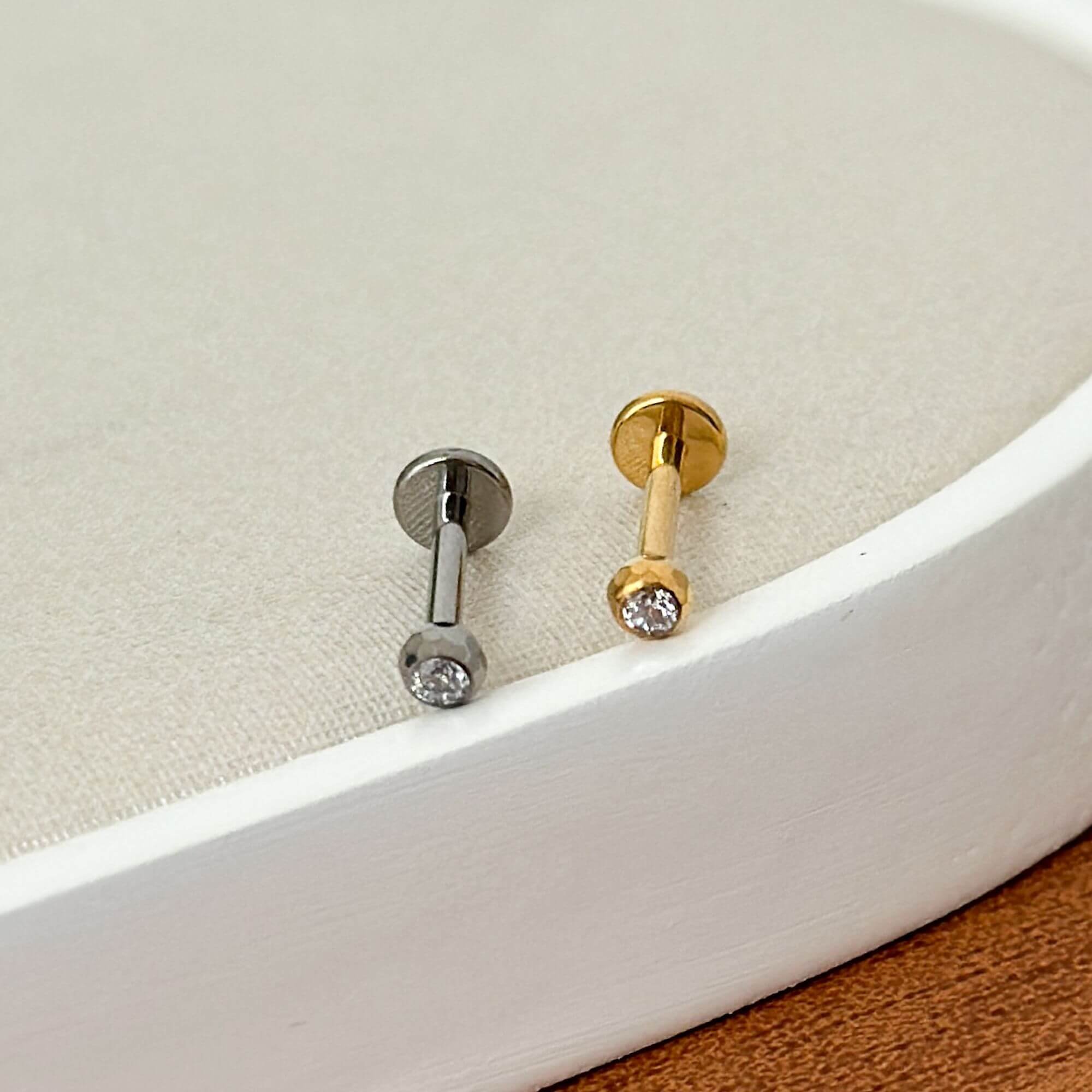 Piercing 8mm Titânio Labret Zircônia Ponto de Luz Prata 2