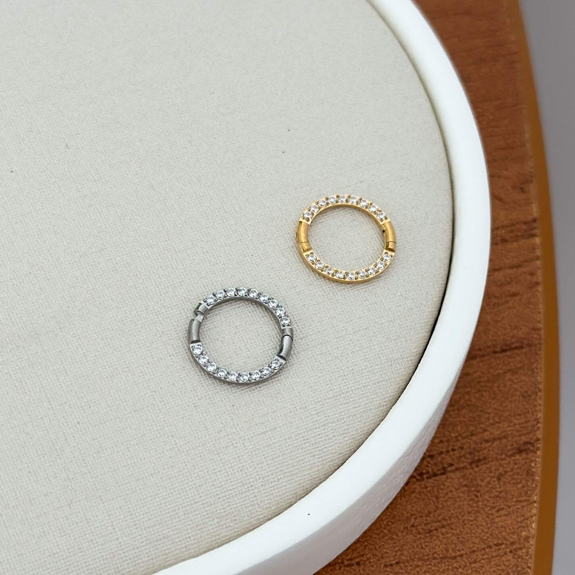 Piercing Nariz Titânio Dourado Detalhes Cravejados Dourado 2