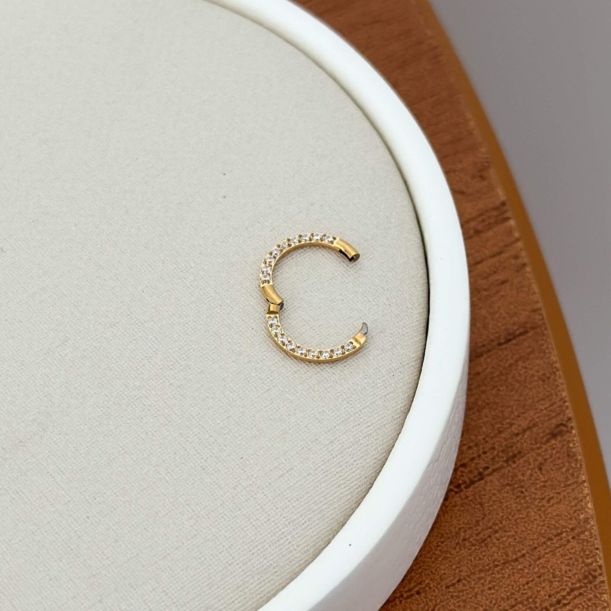 Piercing Nariz Titânio Dourado Detalhes Cravejados Dourado 4