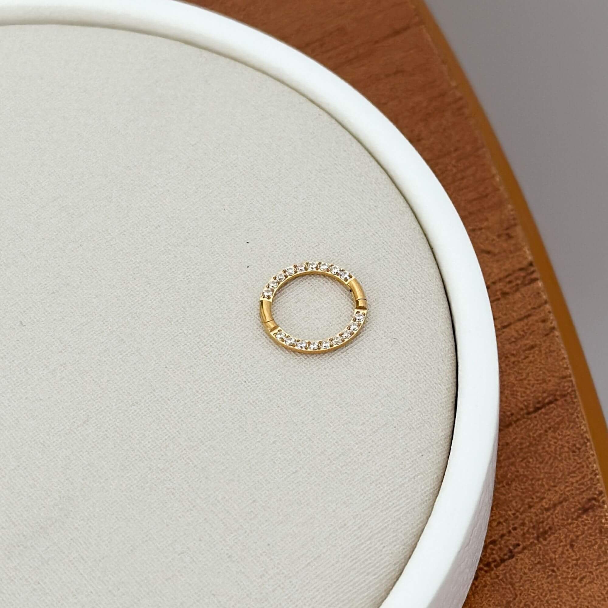 Piercing Nariz Titânio Dourado Detalhes Cravejados Dourado 5