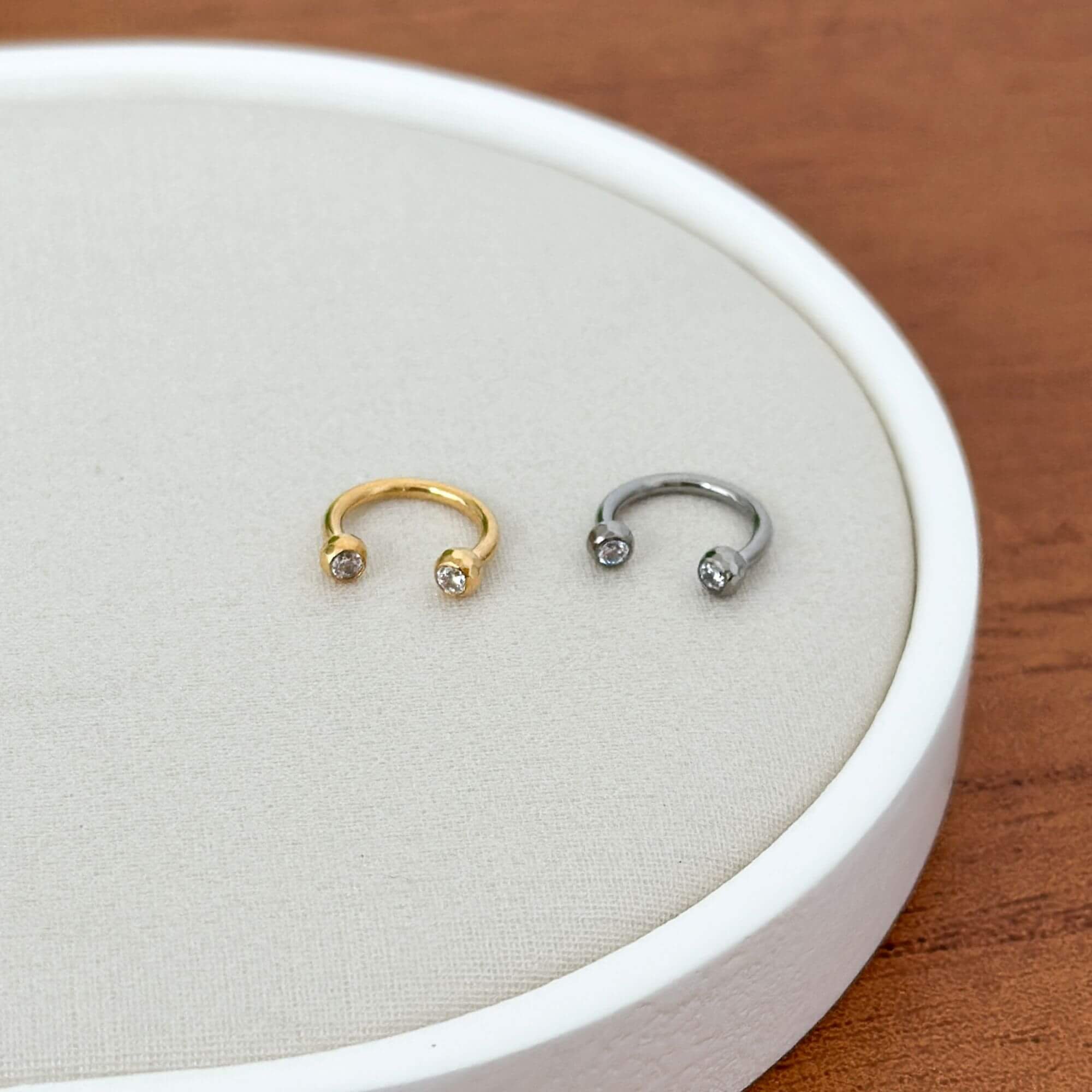 Piercing Titânio Dourado Ferradura Bolinha Lapidada e Pontos de Luz Dourado 2