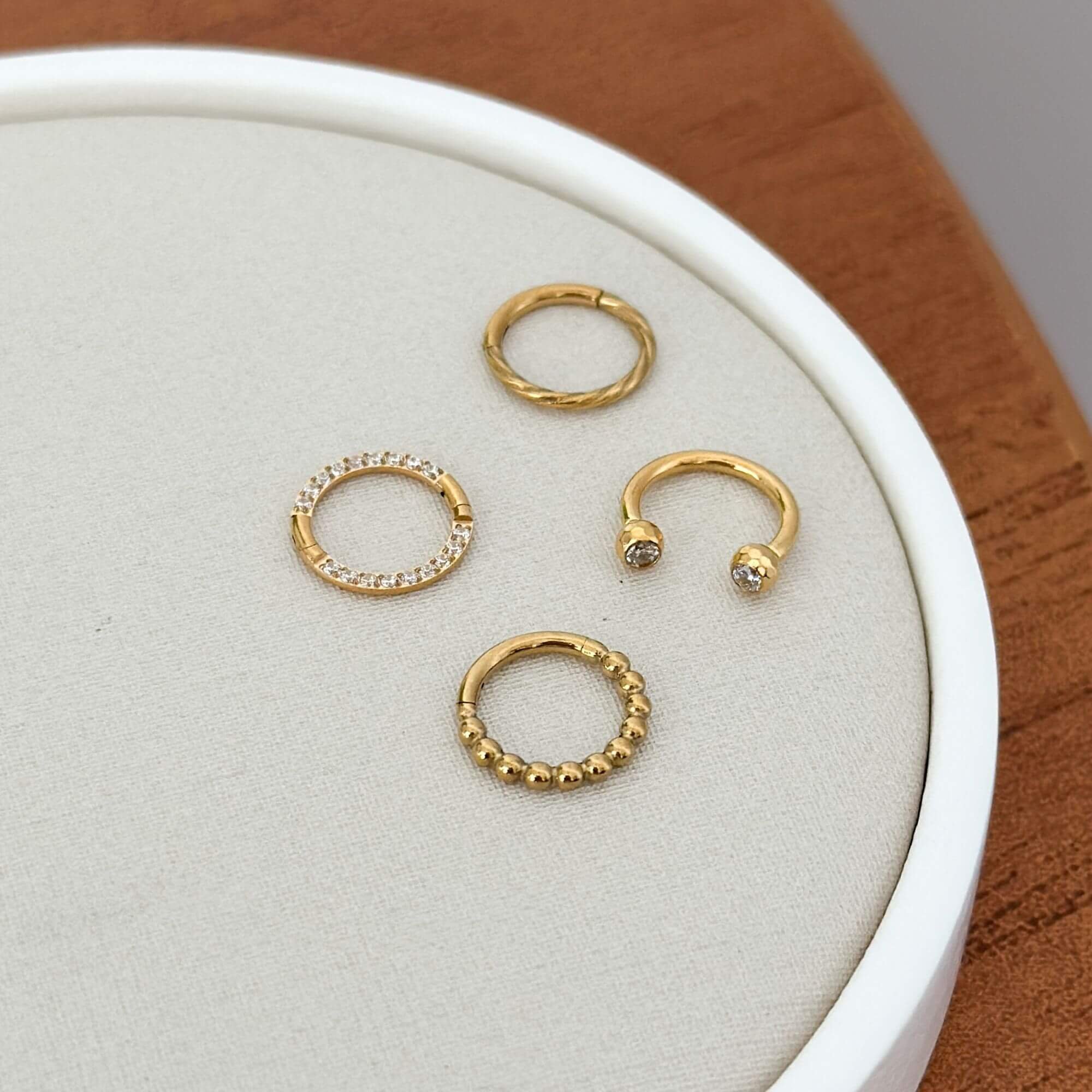 Piercing Titânio Dourado Ferradura Bolinha Lapidada e Pontos de Luz Dourado 5