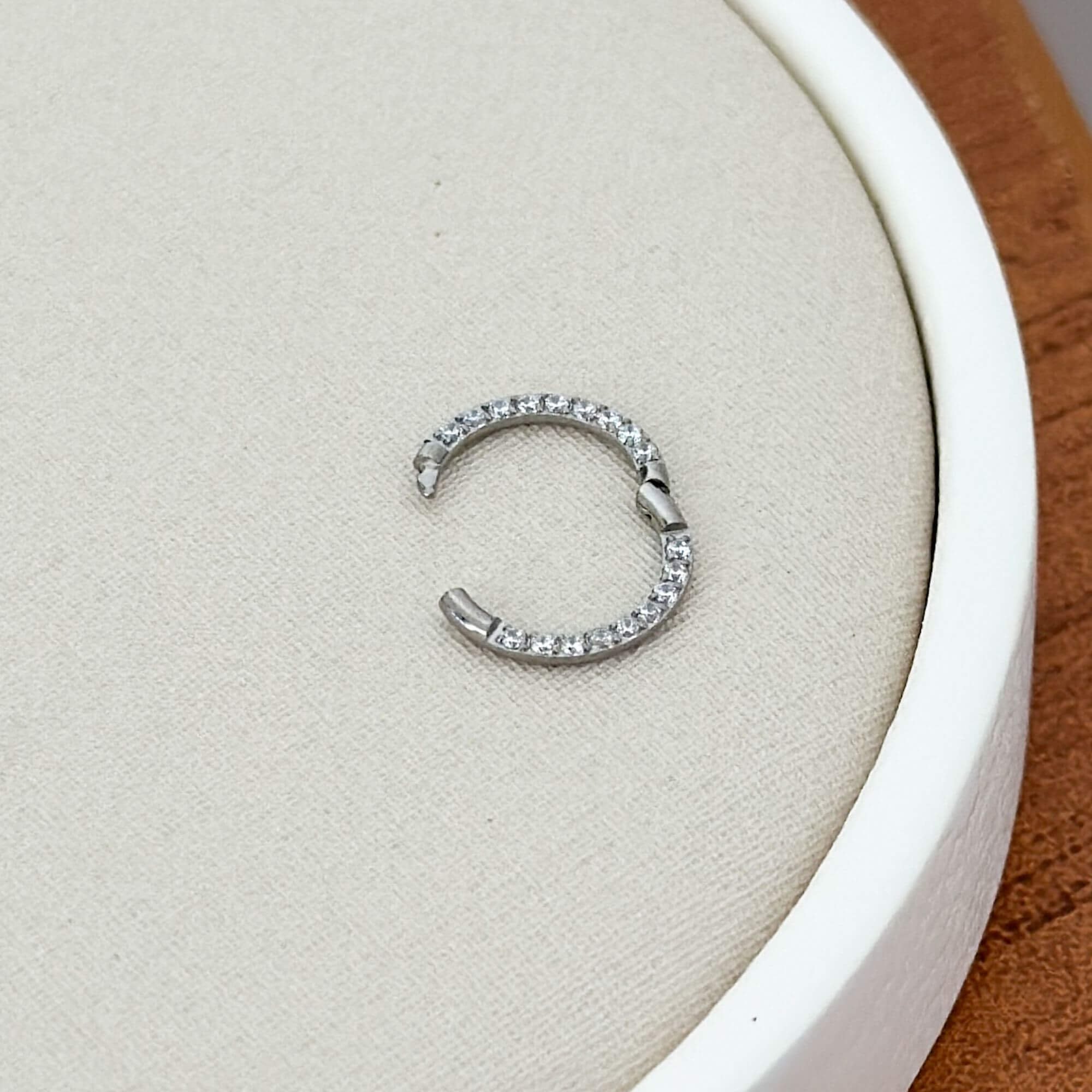 Piercing Nariz Titânio Detalhes Cravejados Prata 4