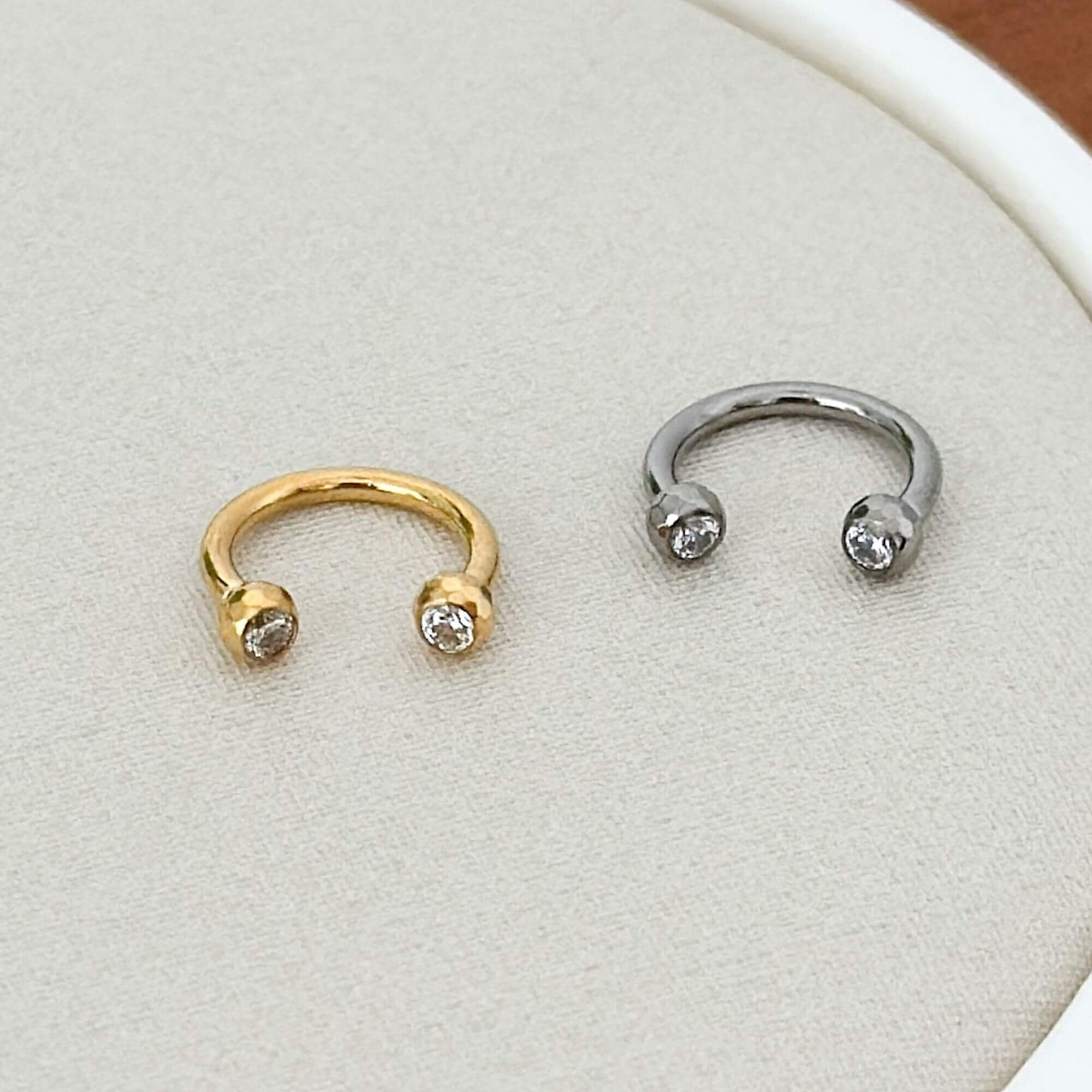 Piercing Titânio Ferradura Bolinha Lapidada e Pontos de Luz Prata 3