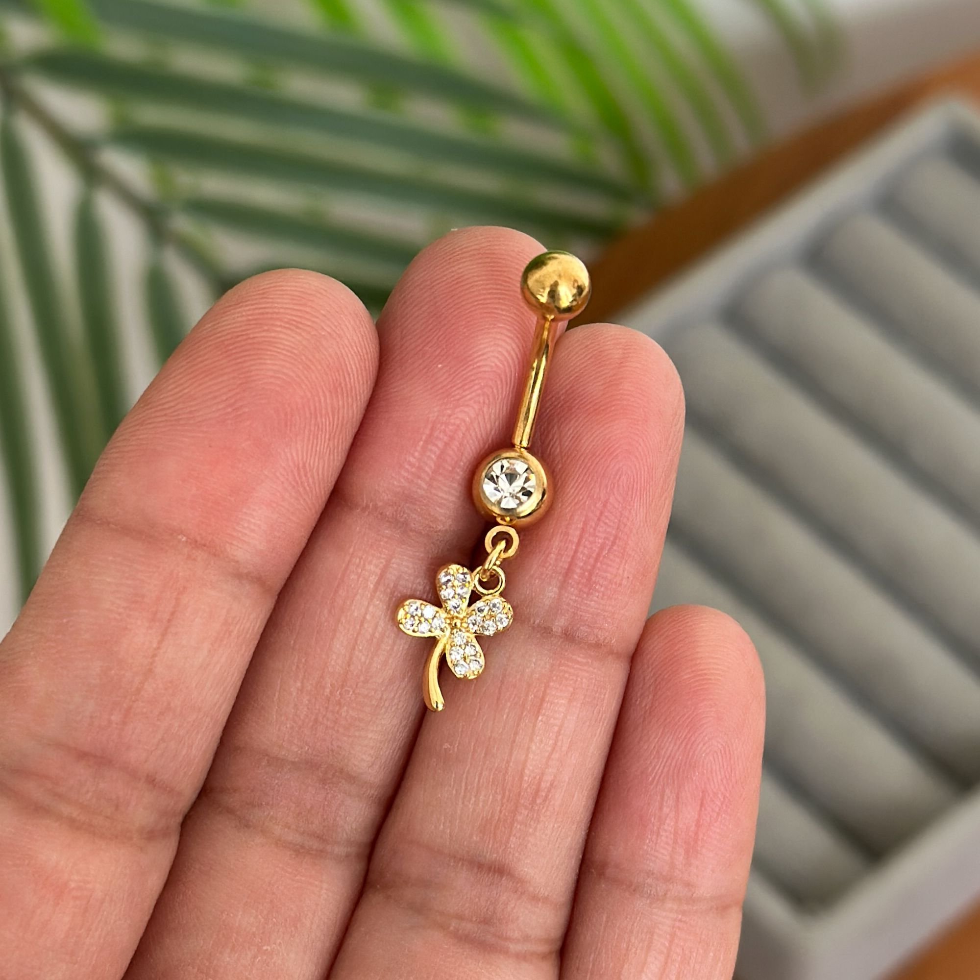 Piercing Umbigo Folheado a Ouro 18k Flor Cravejada e Caule Liso Dourado 2
