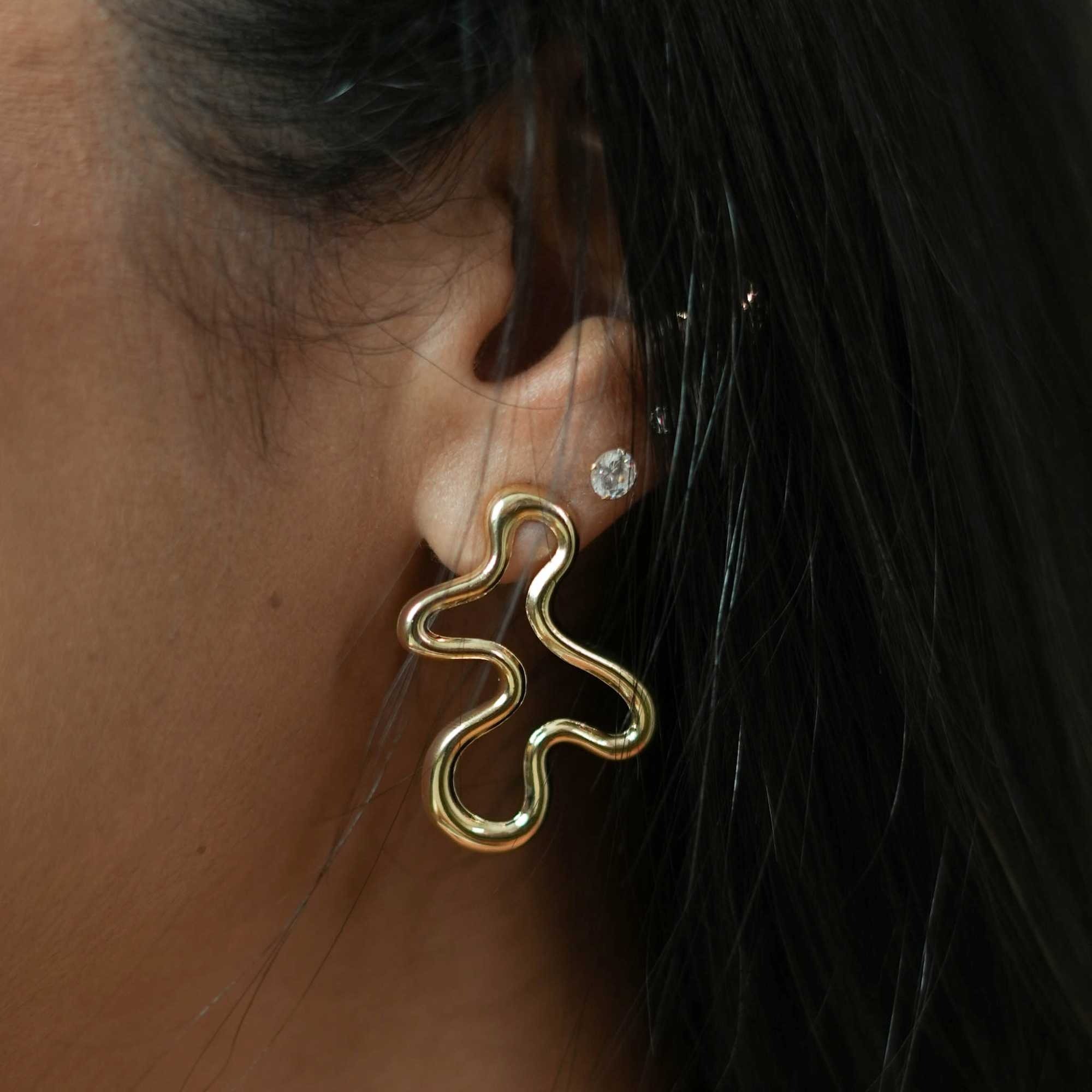 Brinco Folheado a Ouro 18k Orgânico Vazado Design Aquarela G Dourado 4