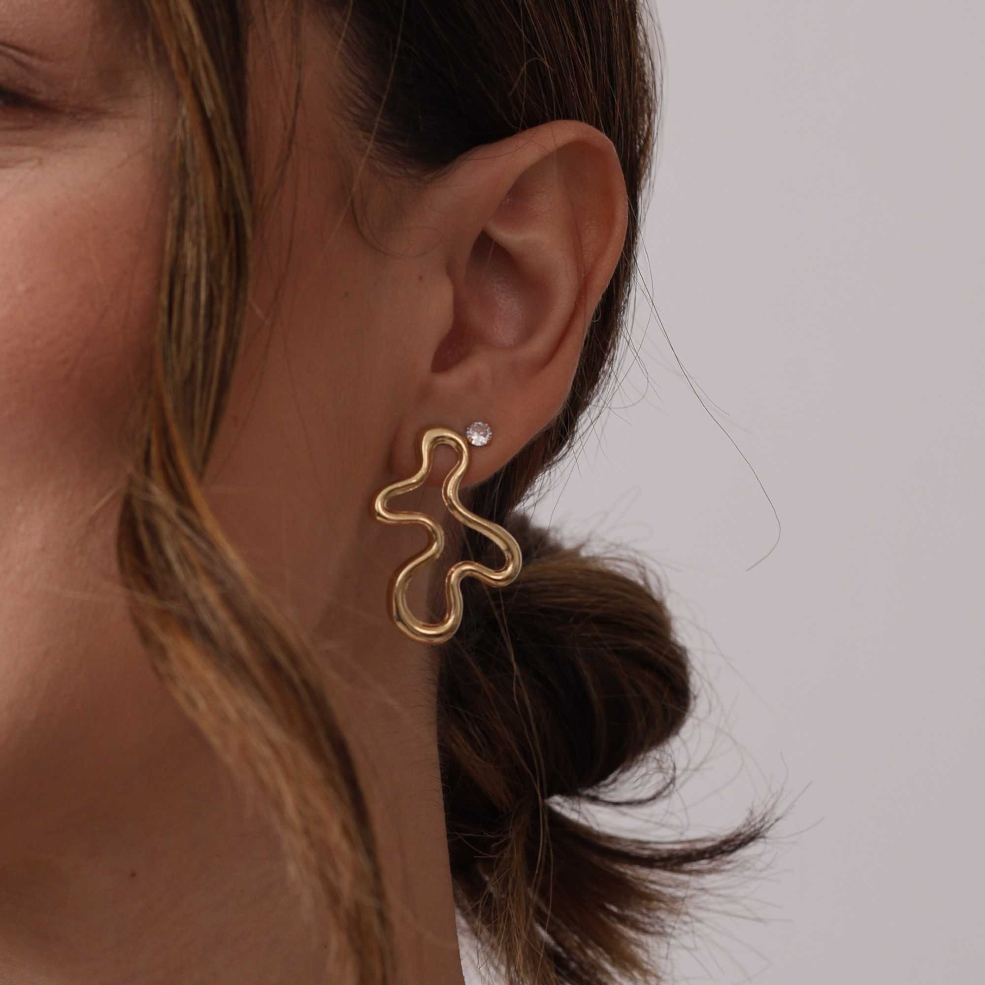 Brinco Folheado a Ouro 18k Orgânico Vazado Design Aquarela G Dourado 5