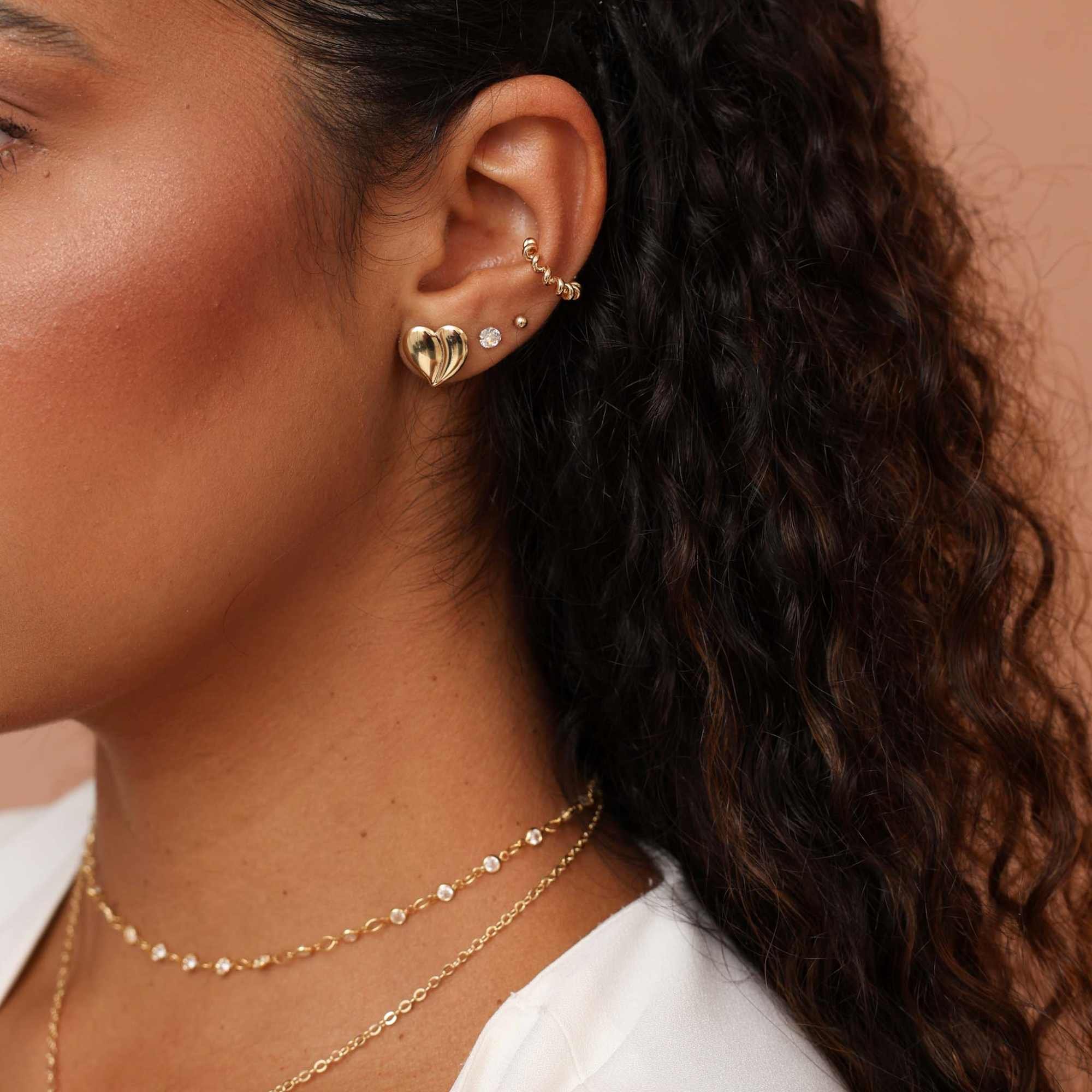 Brinco Folheado a Ouro 18k Coração Curvado Liso Dourado 2