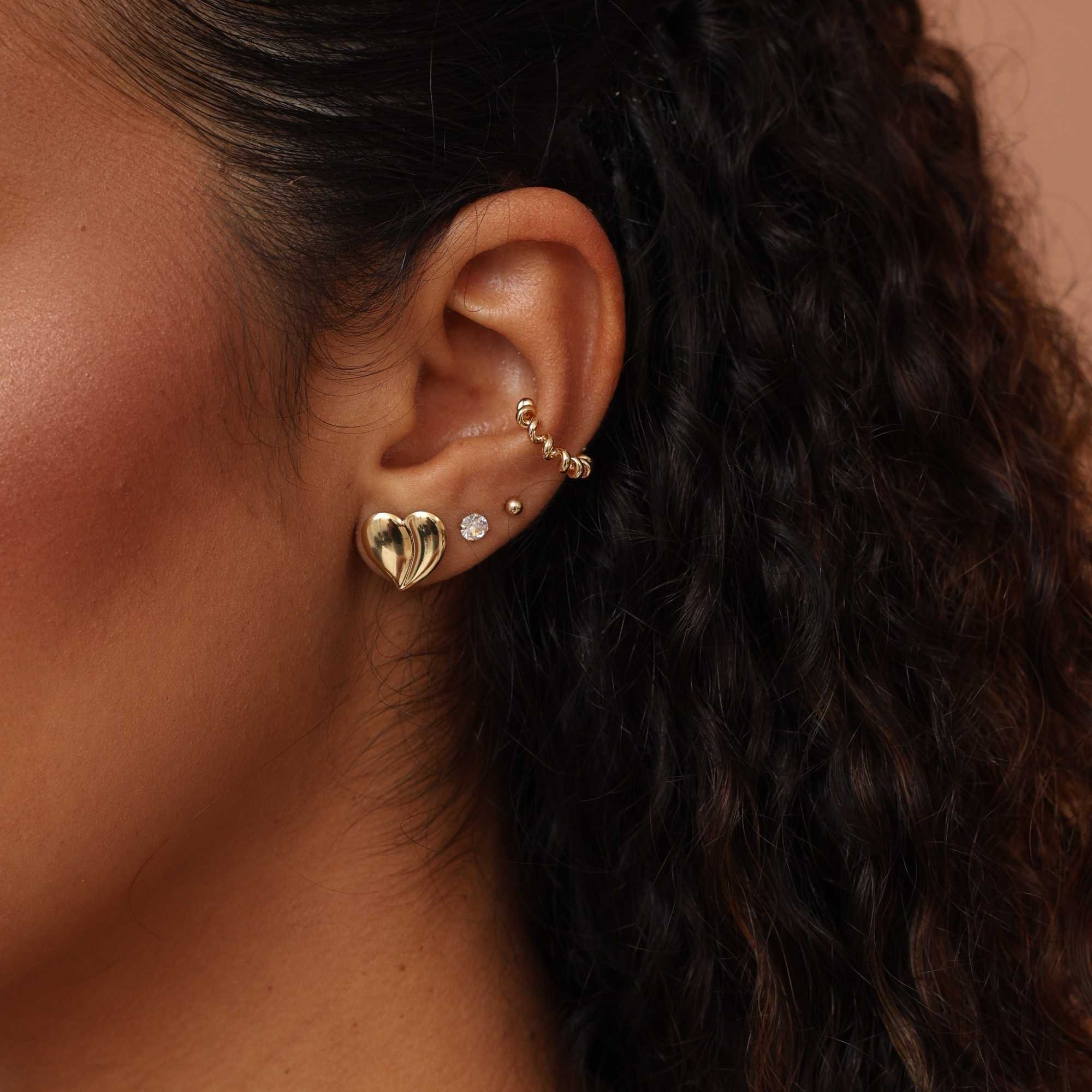 Brinco Folheado a Ouro 18k Coração Curvado Liso Dourado 4