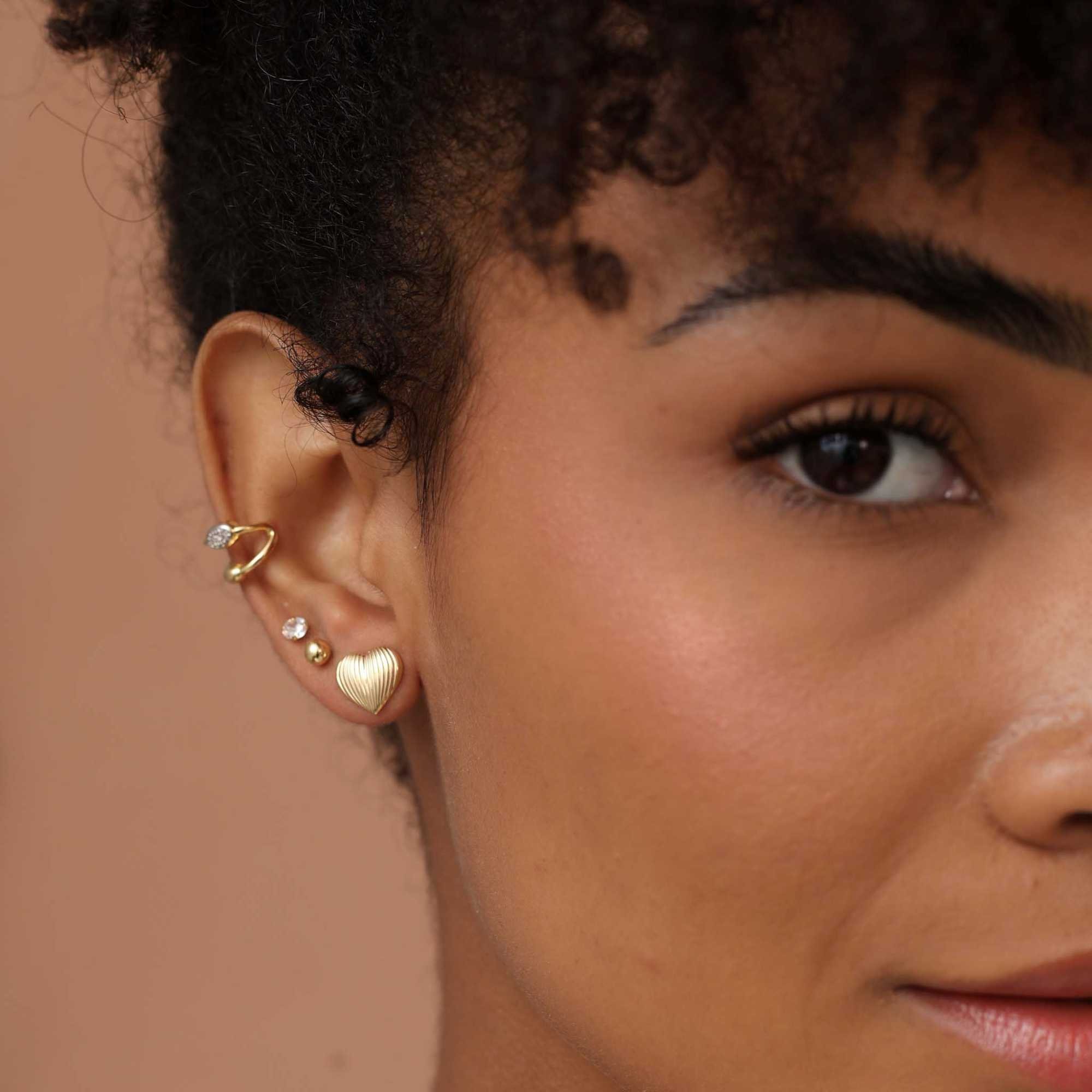 Brinco Folheado a Ouro 18k Coração Texturado P Dourado 2