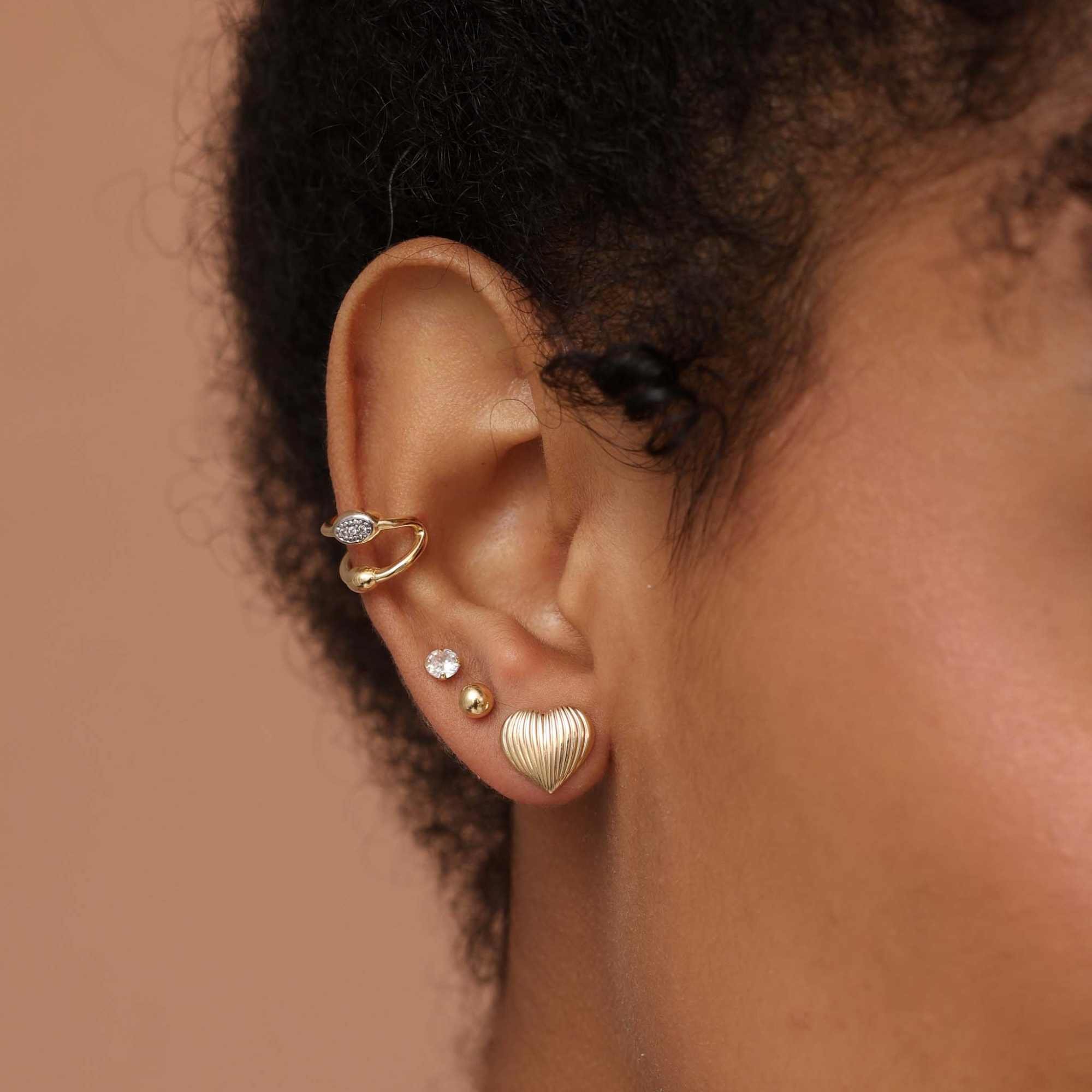 Brinco Folheado a Ouro 18k Coração Texturado P Dourado 3