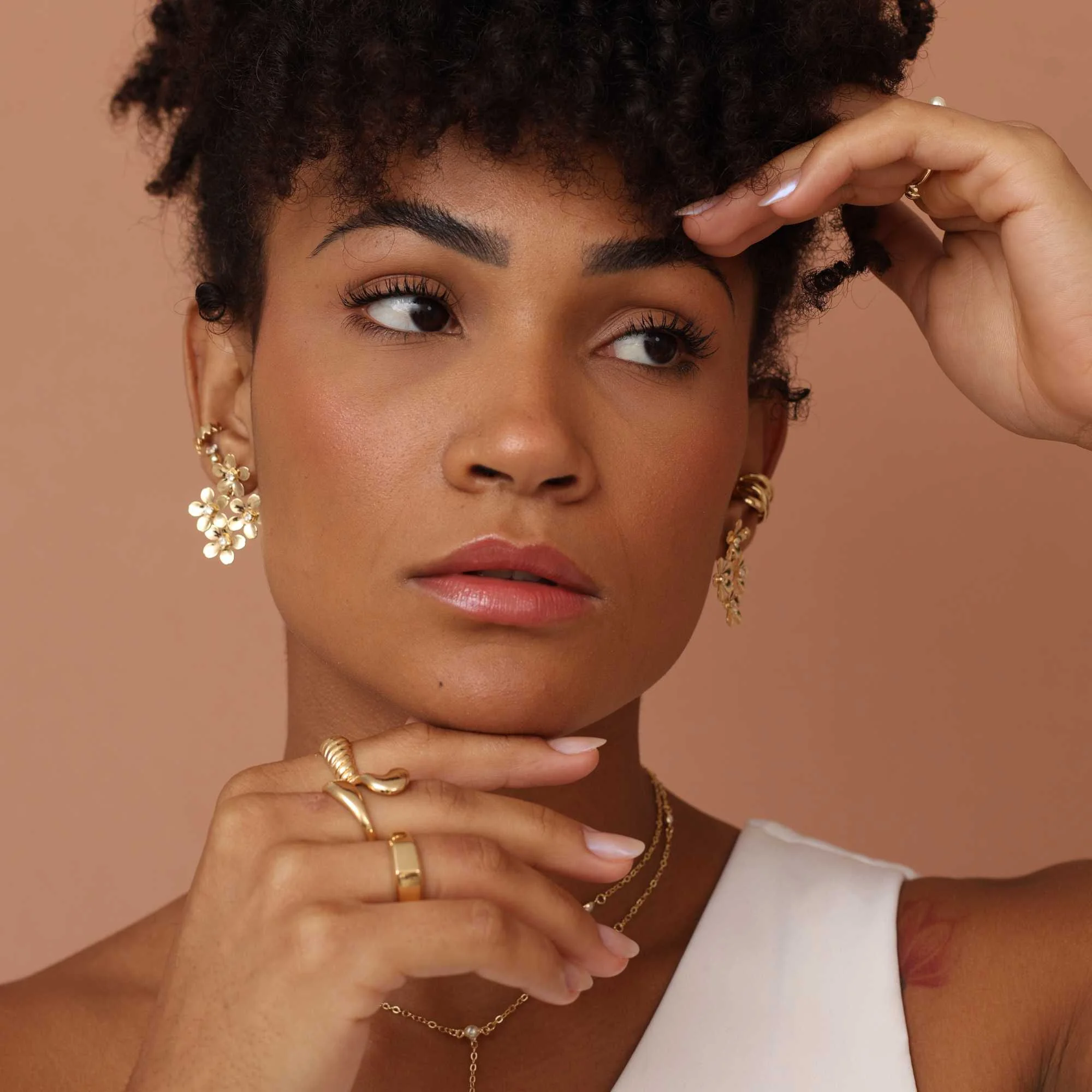 Brinco Folheado a Ouro 18k Flores e Mini Ponto de Luz Dourado 2