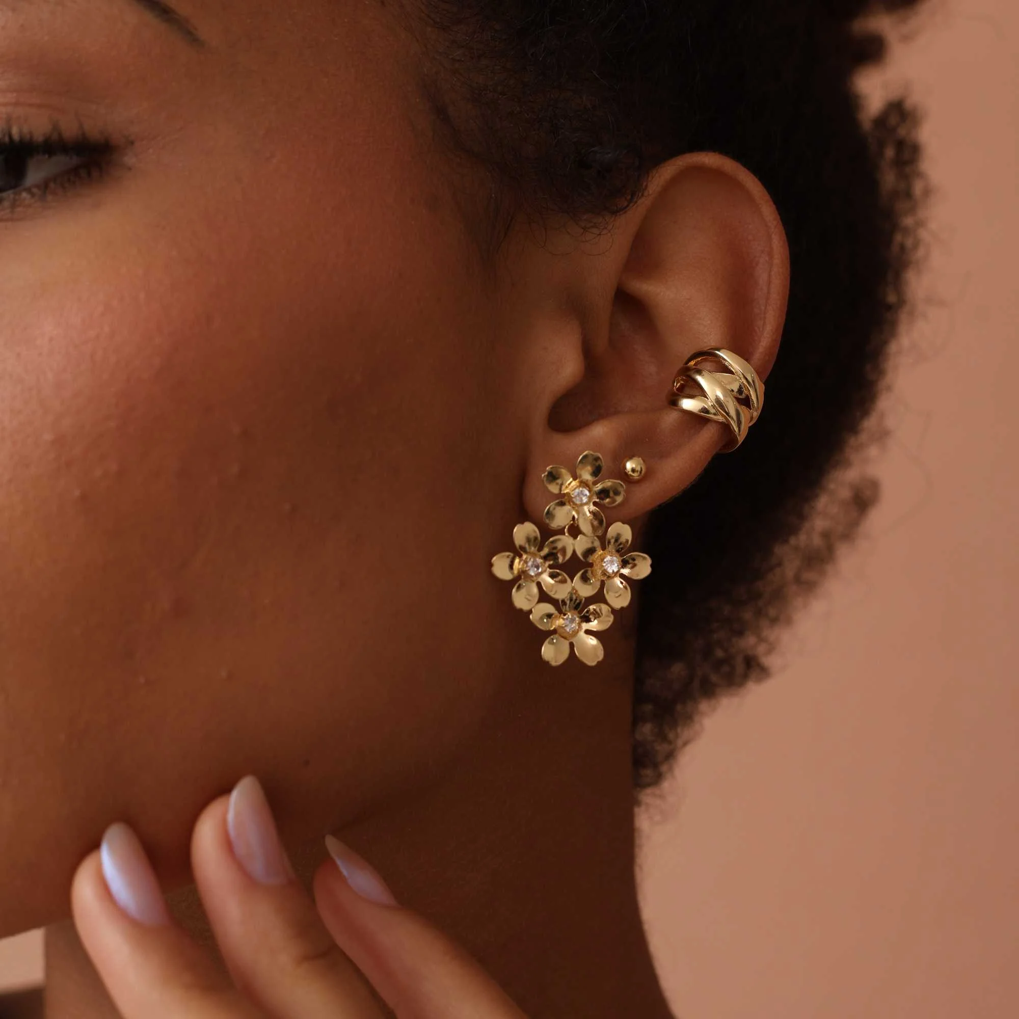 Brinco Folheado a Ouro 18k Flores e Mini Ponto de Luz Dourado 3