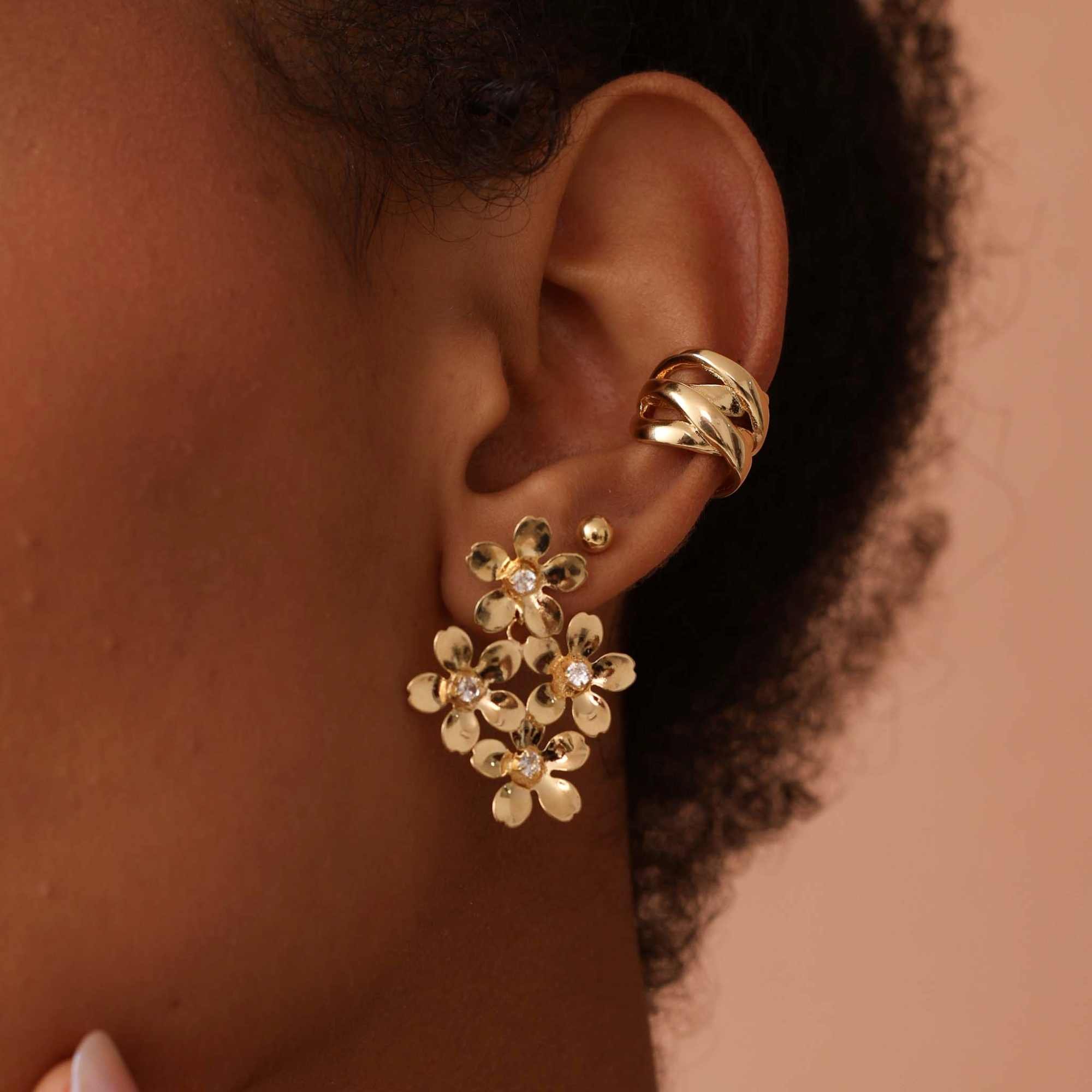 Brinco Folheado a Ouro 18k Flores e Mini Ponto de Luz Dourado 4
