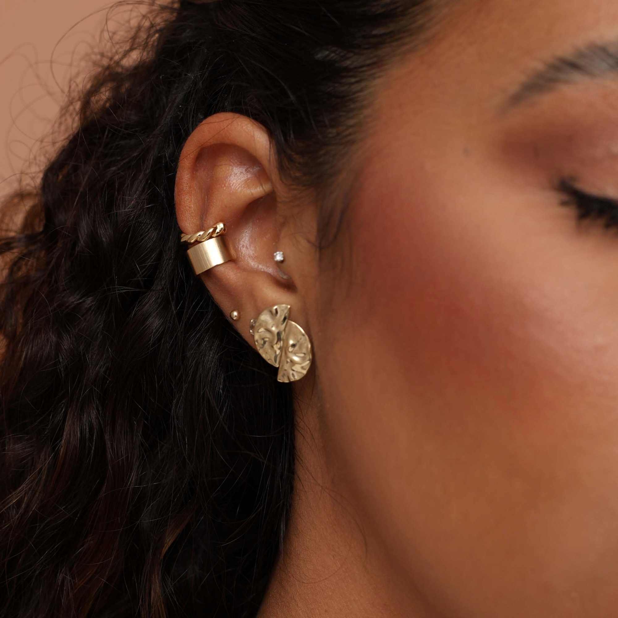 Brinco Folheado a Ouro 18k Orgânico Meio Disco Duplo Dourado 2