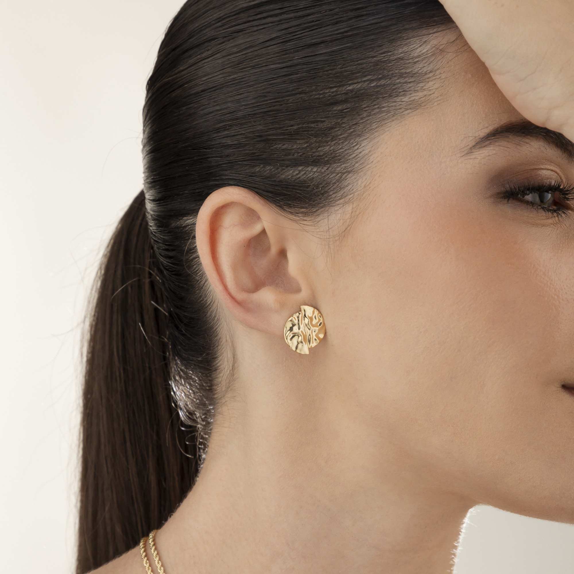 Brinco Folheado a Ouro 18k Orgânico Meio Disco Duplo Dourado 4