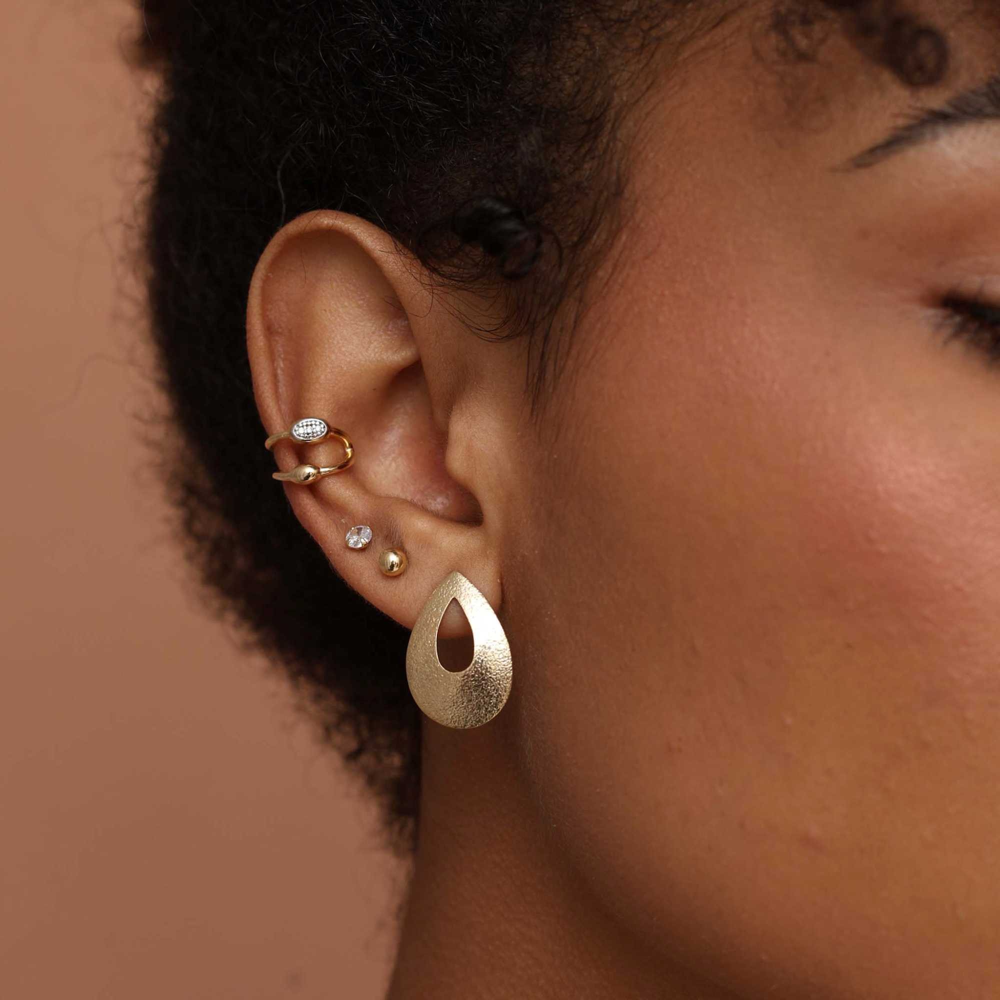 Brinco Folheado a Ouro 18k Gota Texturada Vazado Dourado 2