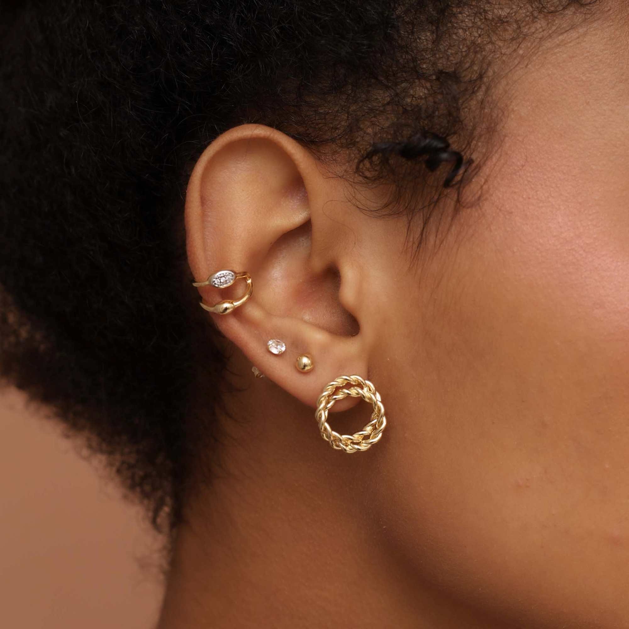 Brinco Folheado a Ouro 18k Círculo Duplo Aro Entrelaçado M Dourado 2