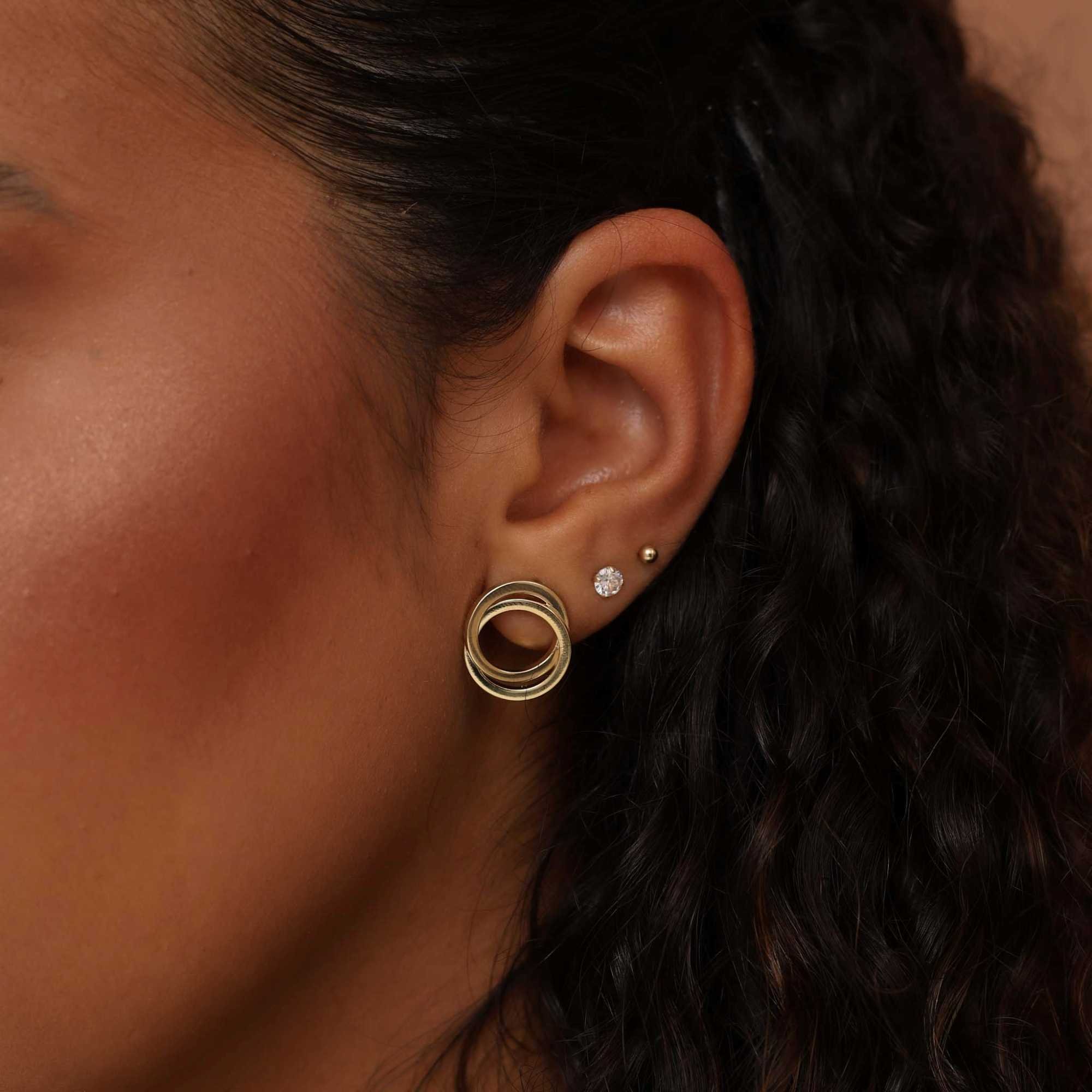 Brinco Folheado a Ouro 18k Círculo Duplo Entrelaçado G Dourado 2