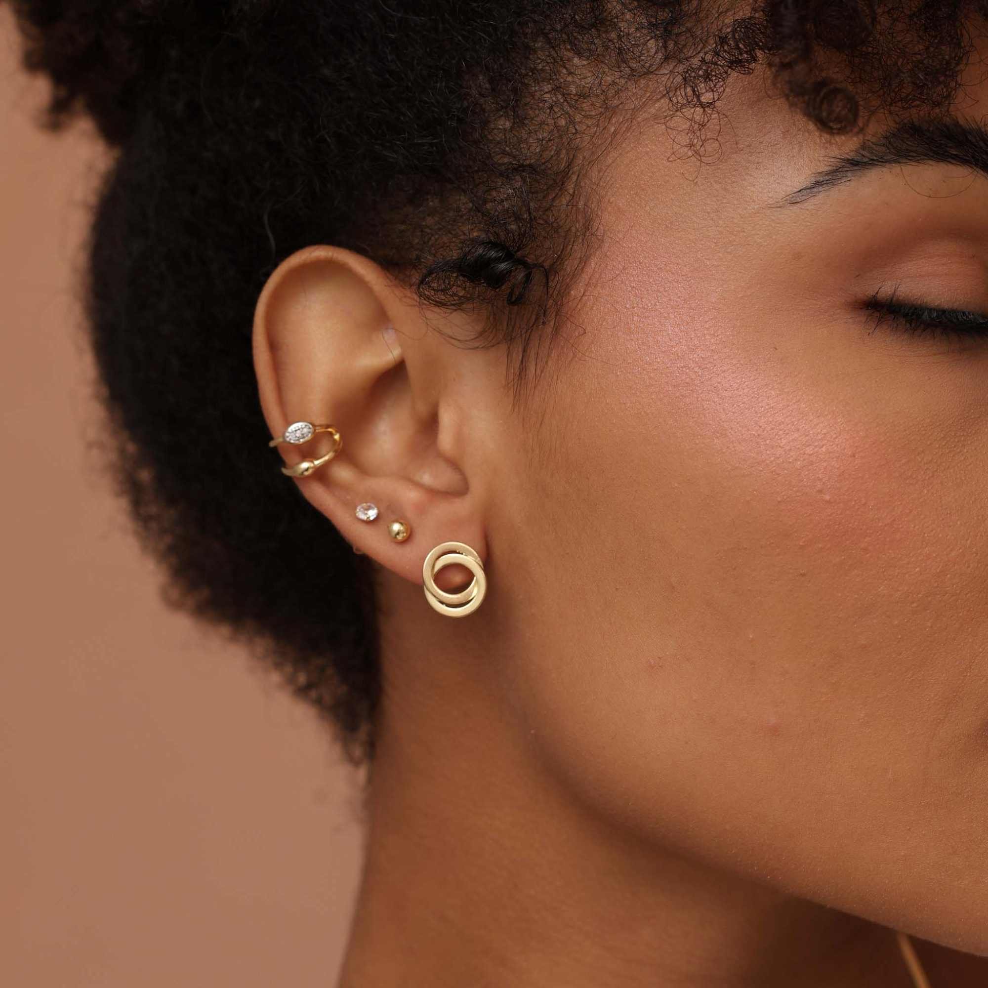 Brinco Folheado a Ouro 18k Círculo Duplo Entrelaçado M Dourado 2