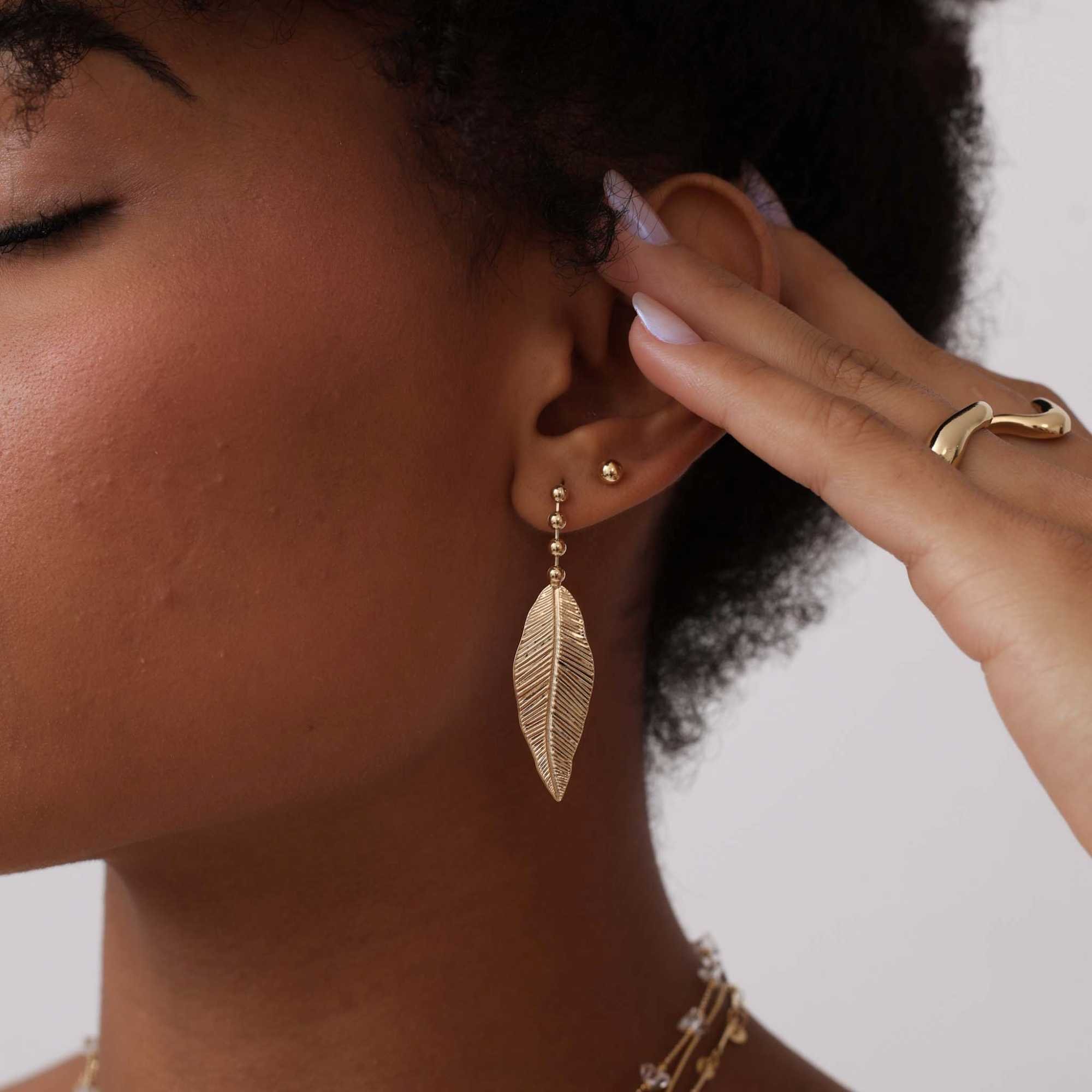 Brinco Folheado a Ouro 18k Longo Bolinhas e Folha Texturada Dourado 2