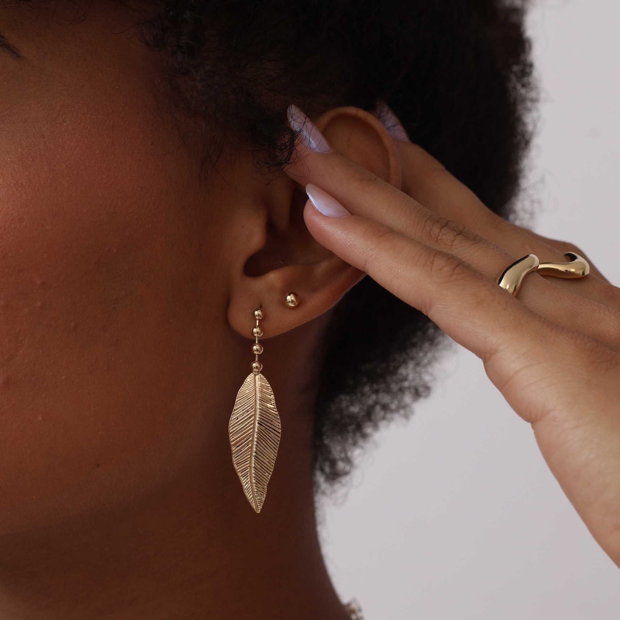 Brinco Folheado a Ouro 18k Longo Bolinhas e Folha Texturada Dourado 4