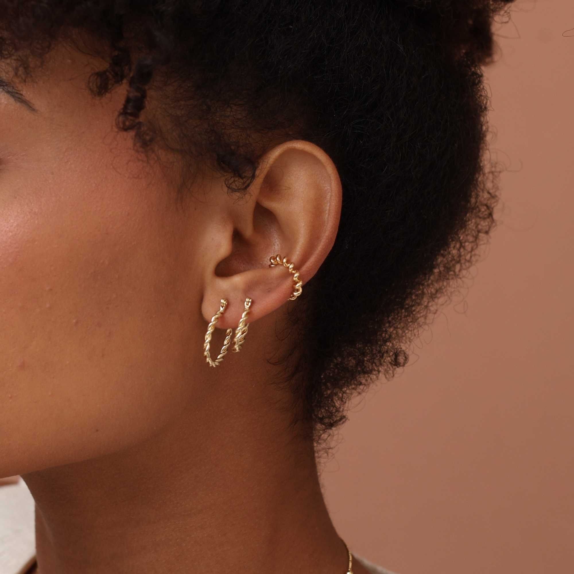 Argola Folheado a Ouro 18k Tranqueta Aro Entrelaçado M Dourado 3