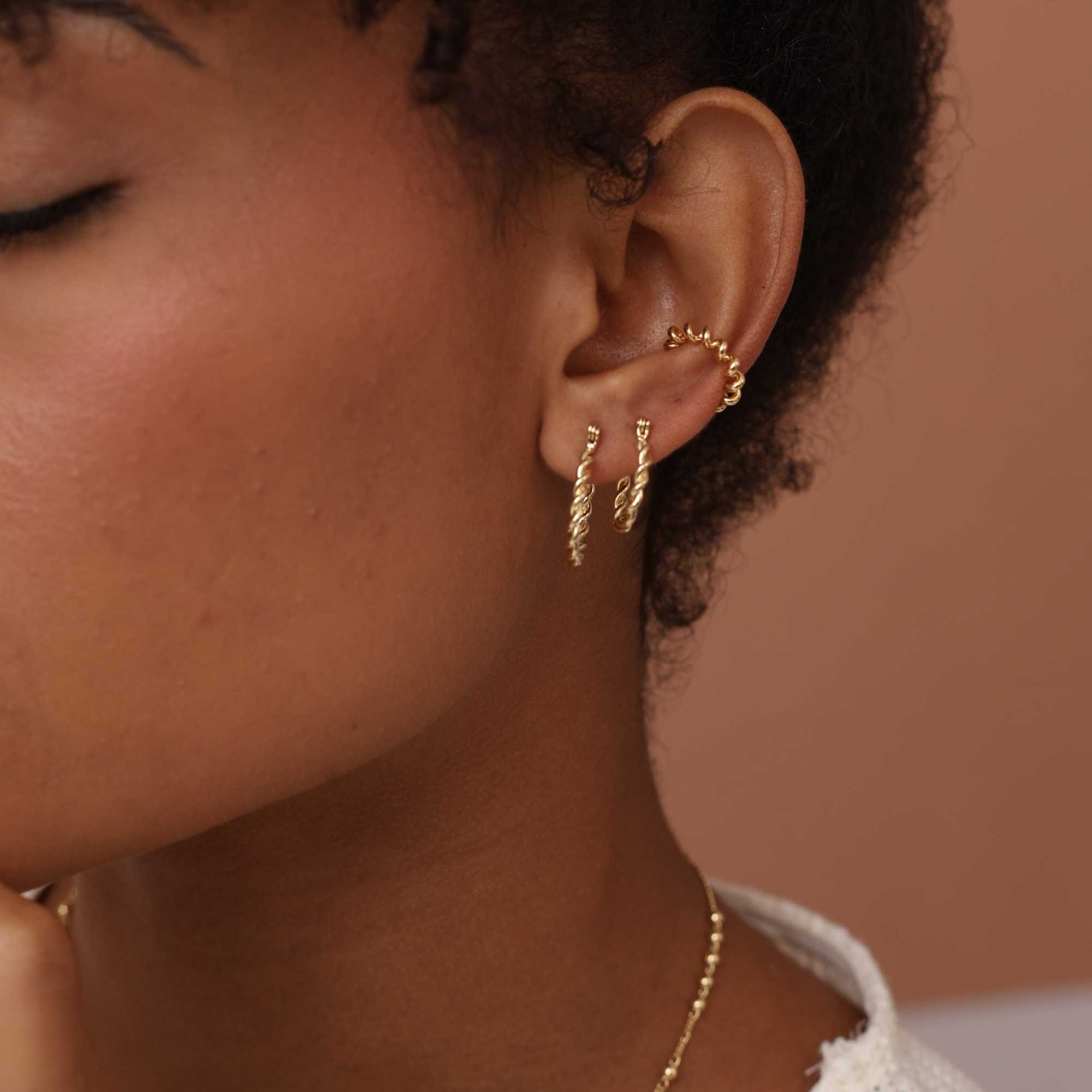 Argola Folheado a Ouro 18k Tranqueta Aro Entrelaçado P Dourado 3