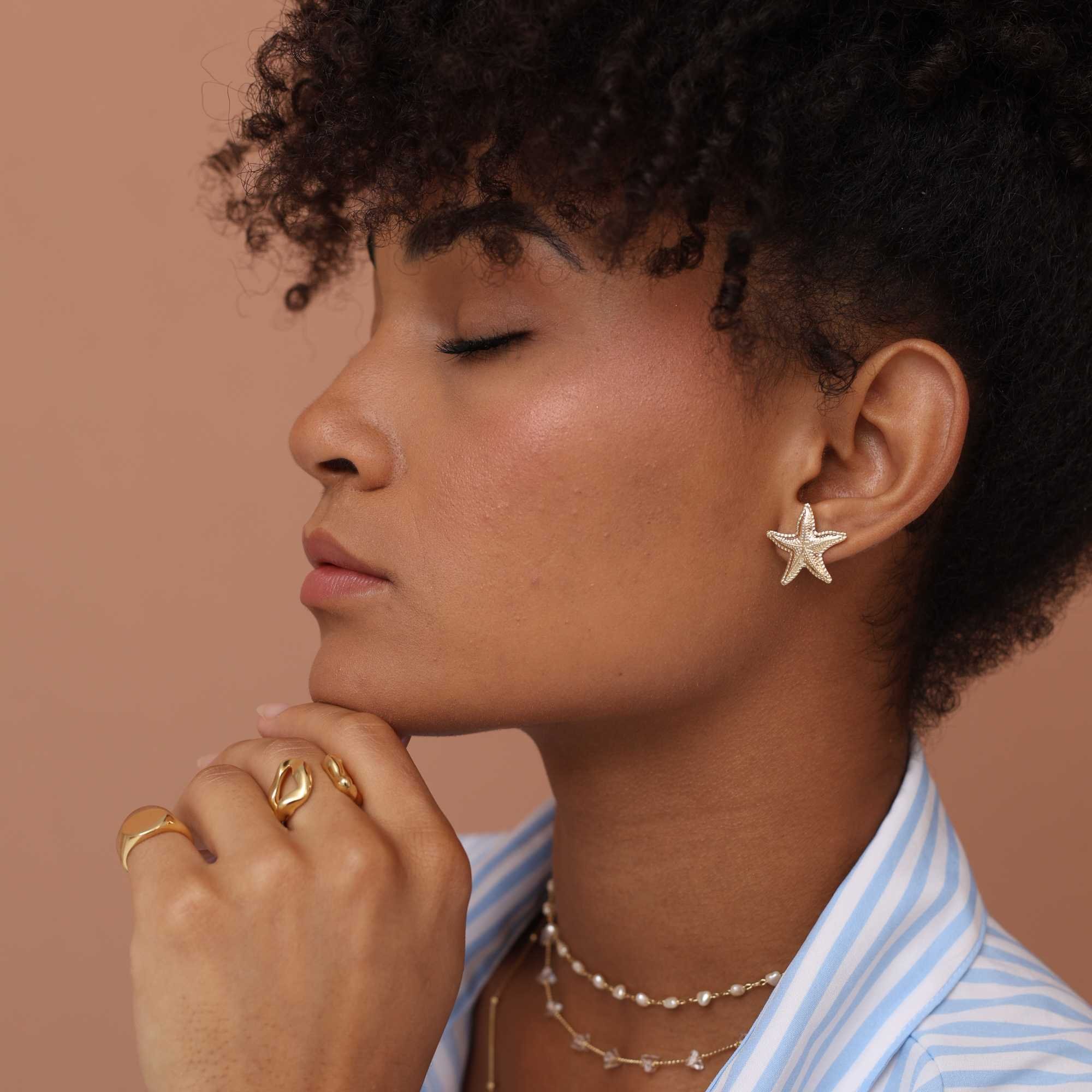 Brinco Folheado a Ouro 18k Estrela do Mar Texturada G Dourado 2