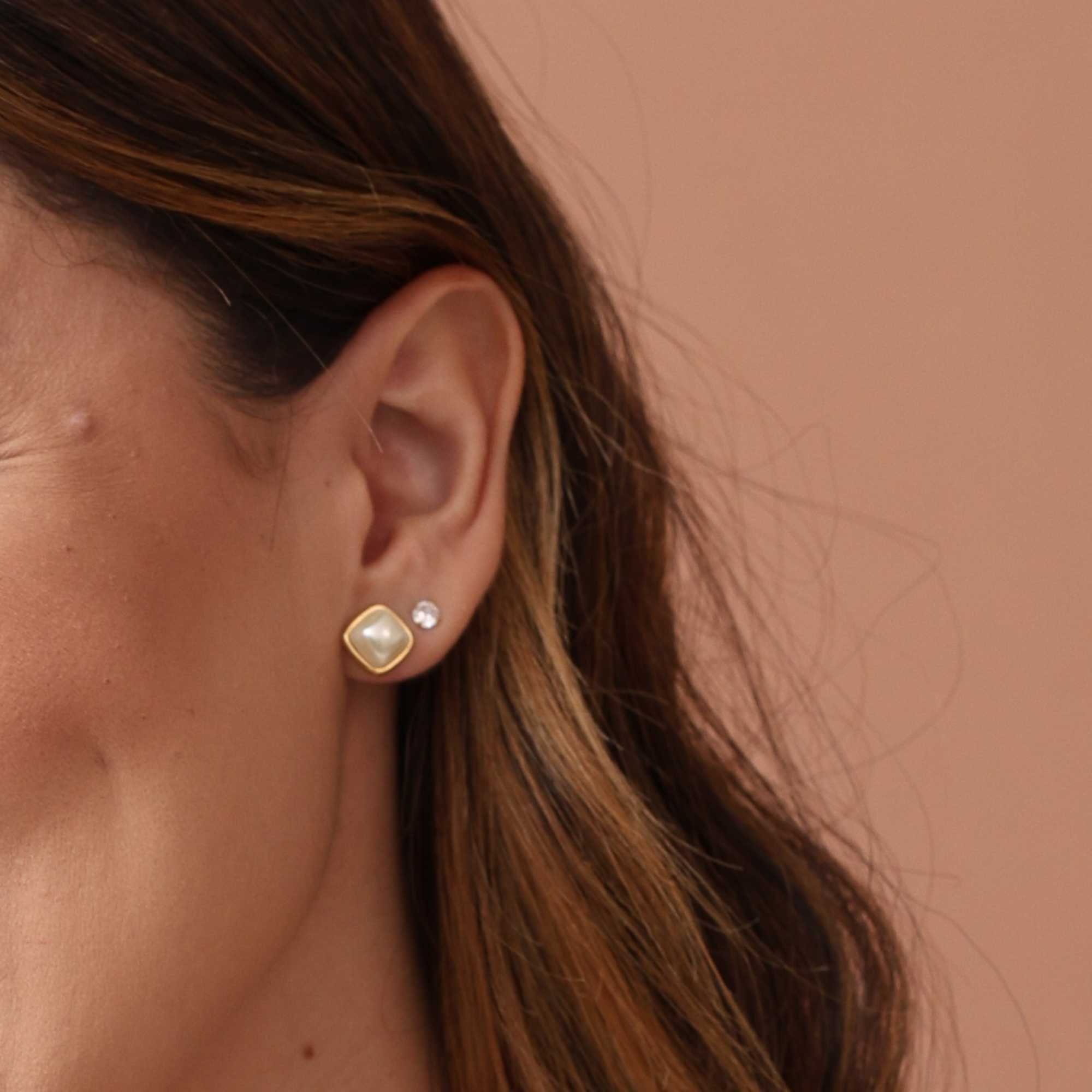 Brinco Folheado a Ouro 18k Pérola Quadrado Dourado 3