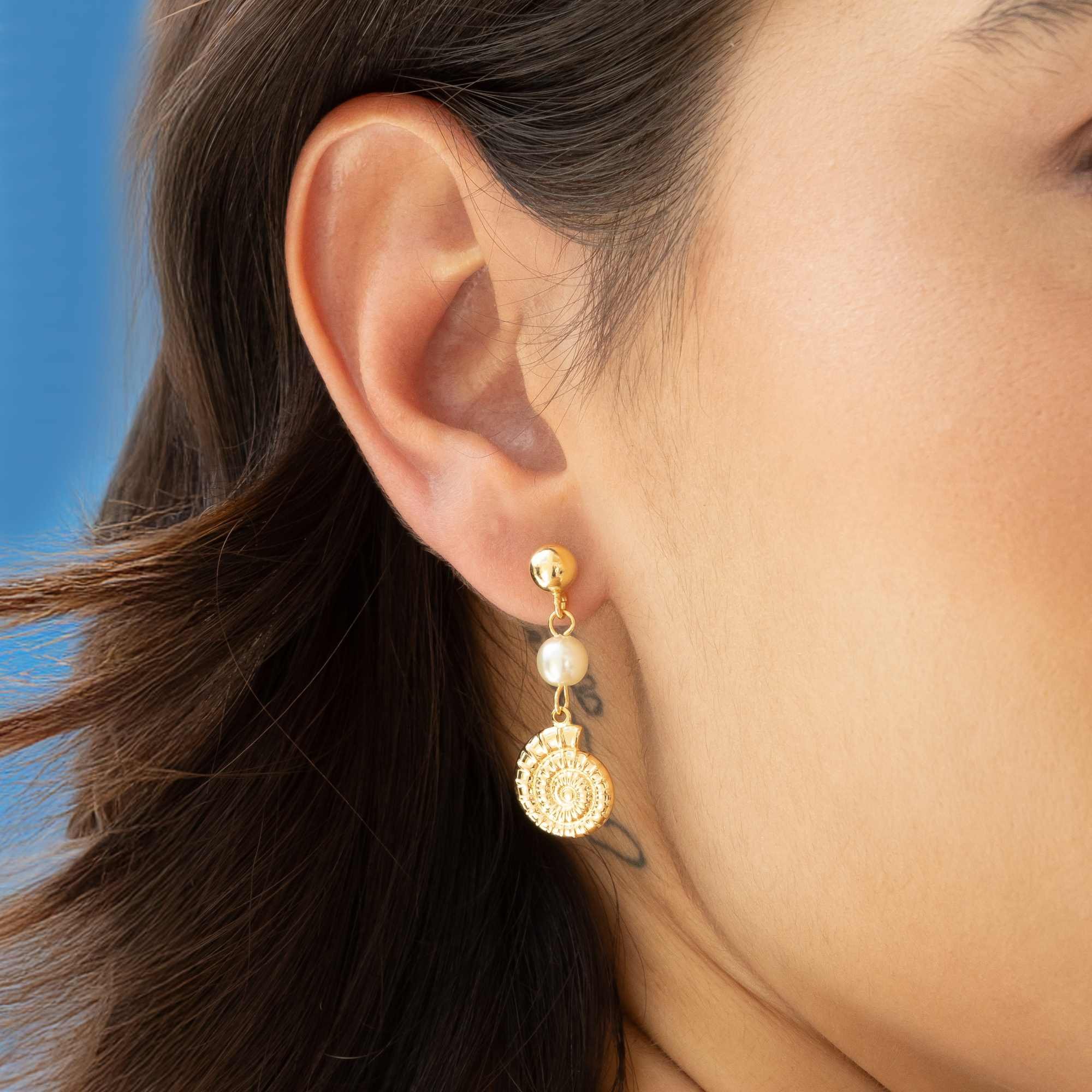 Brinco Folheado a Ouro 18k Pérola e Concha de Caracol Dourado 2