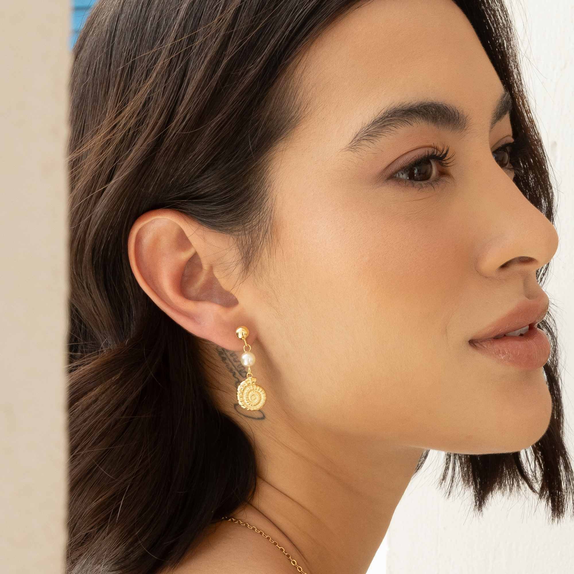 Brinco Folheado a Ouro 18k Pérola e Concha de Caracol Dourado 3