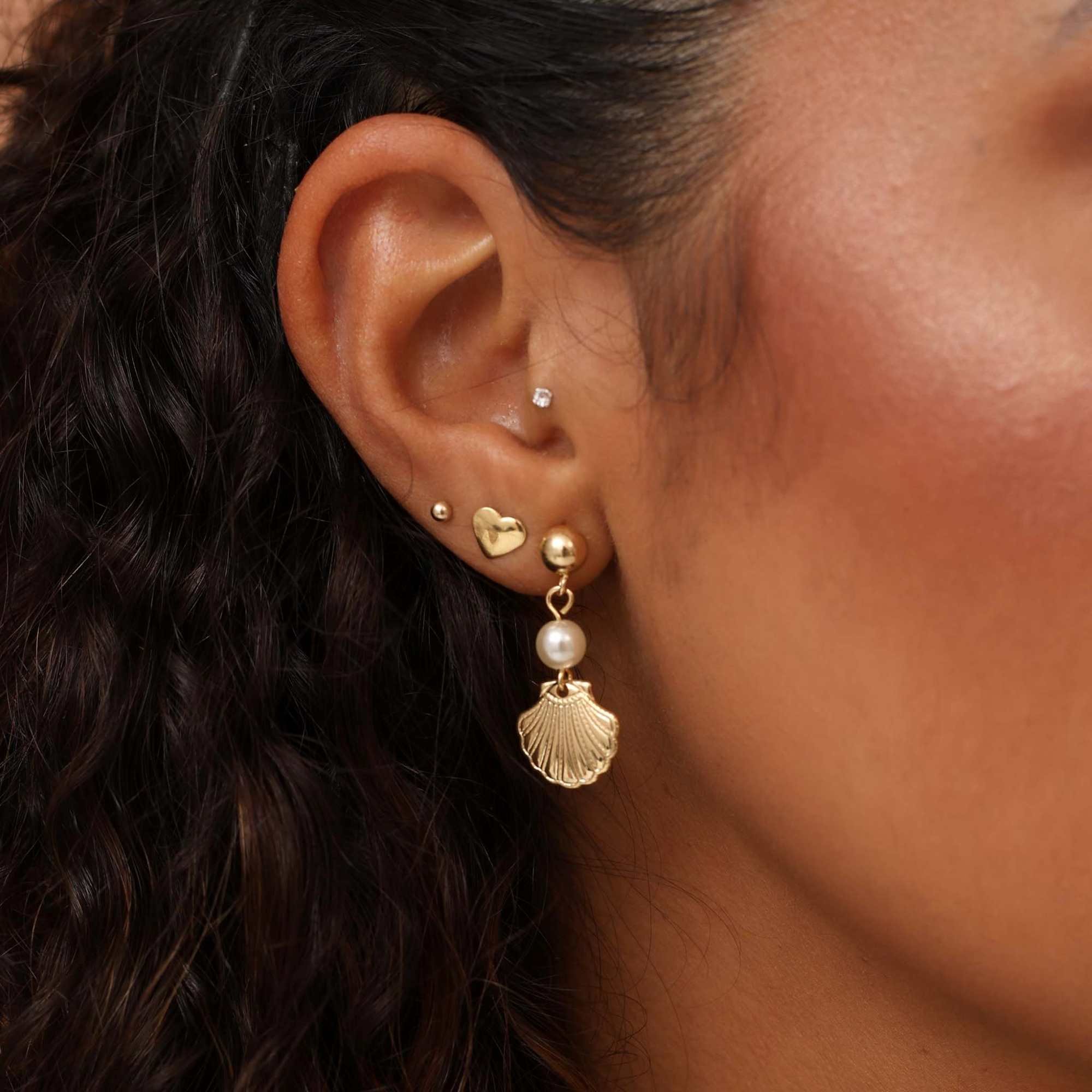 Brinco Folheado a Ouro 18k Pérola e Concha Dourado 3