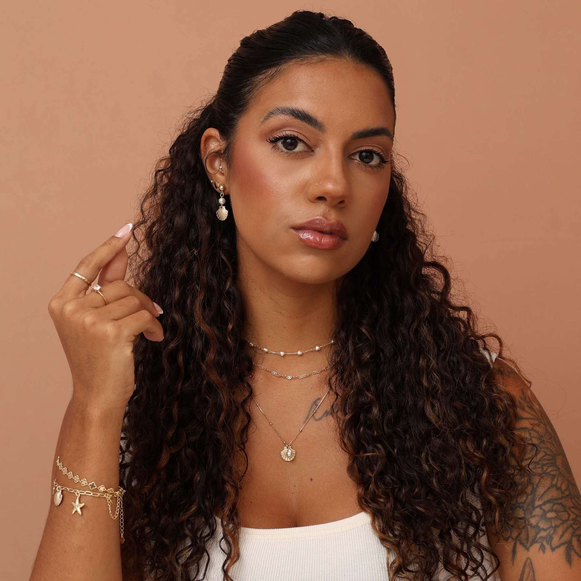 Brinco Folheado a Ouro 18k Pérola e Concha Dourado 4