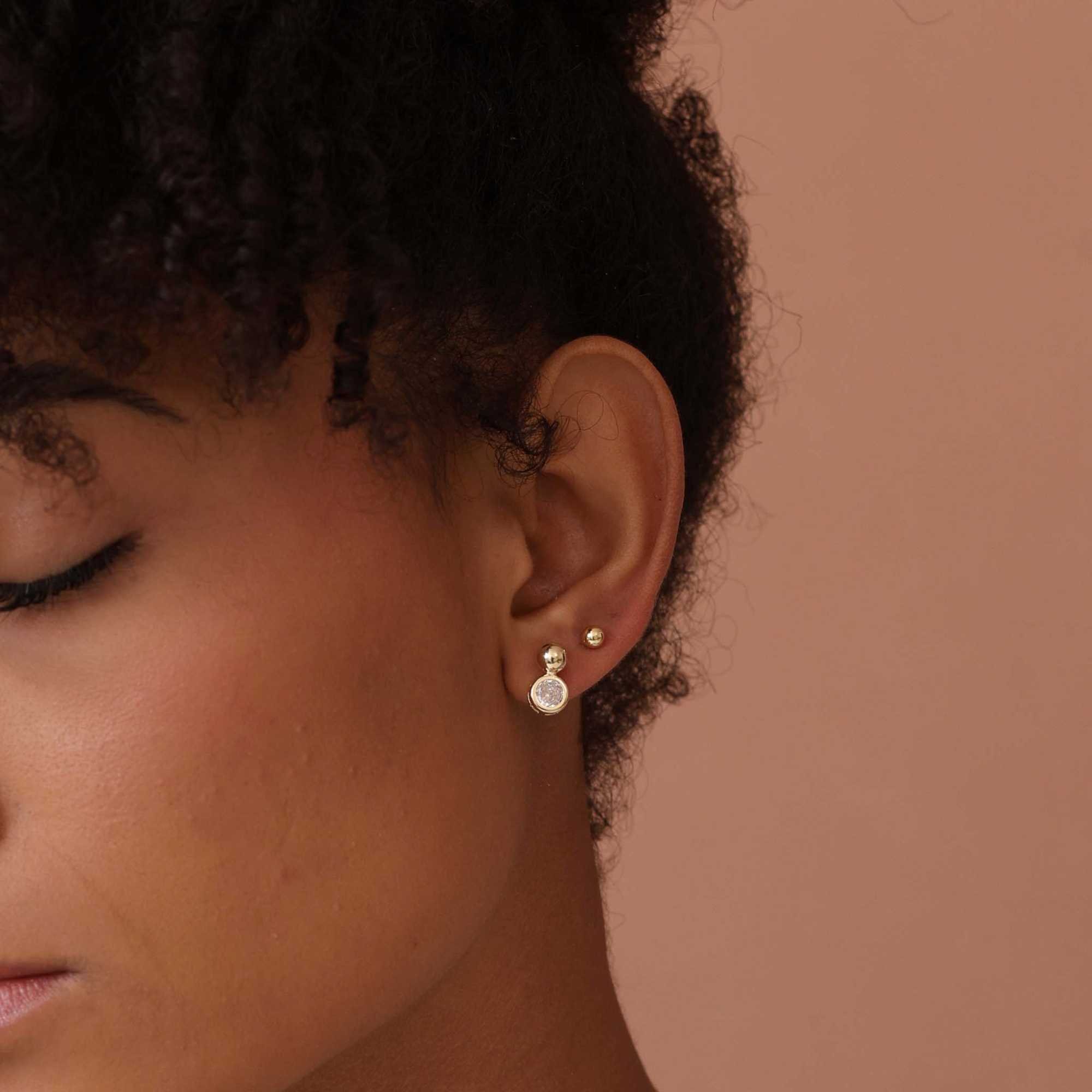 Brinco Folheado a Ouro 18k Bolinha e Ponto de Luz G Dourado 4