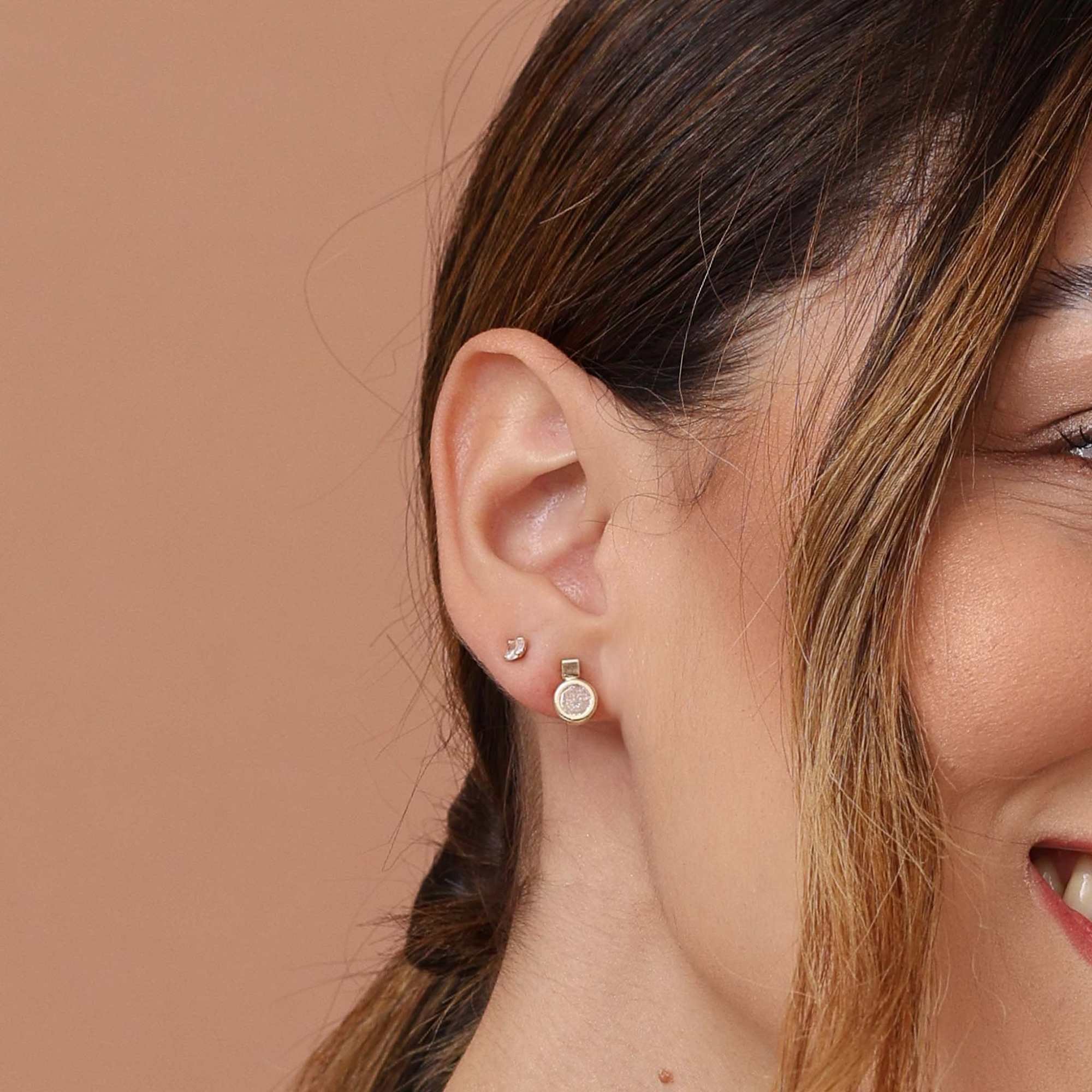 Brinco Folheado a Ouro 18k Mini Quadrado e Ponto de Luz M Dourado 2