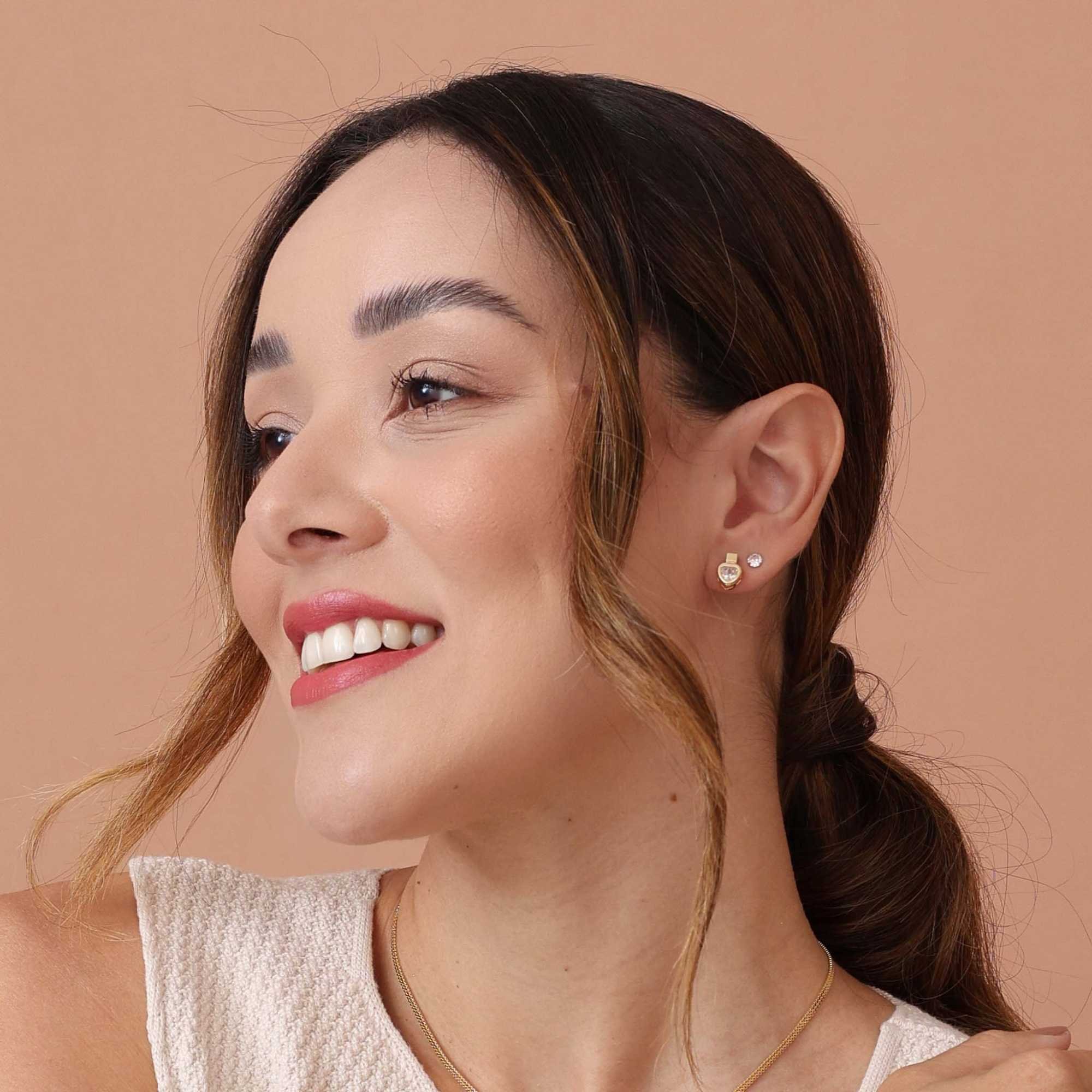 Brinco Folheado a Ouro 18k Mini Quadrado e Zircônia Coração Dourado 3