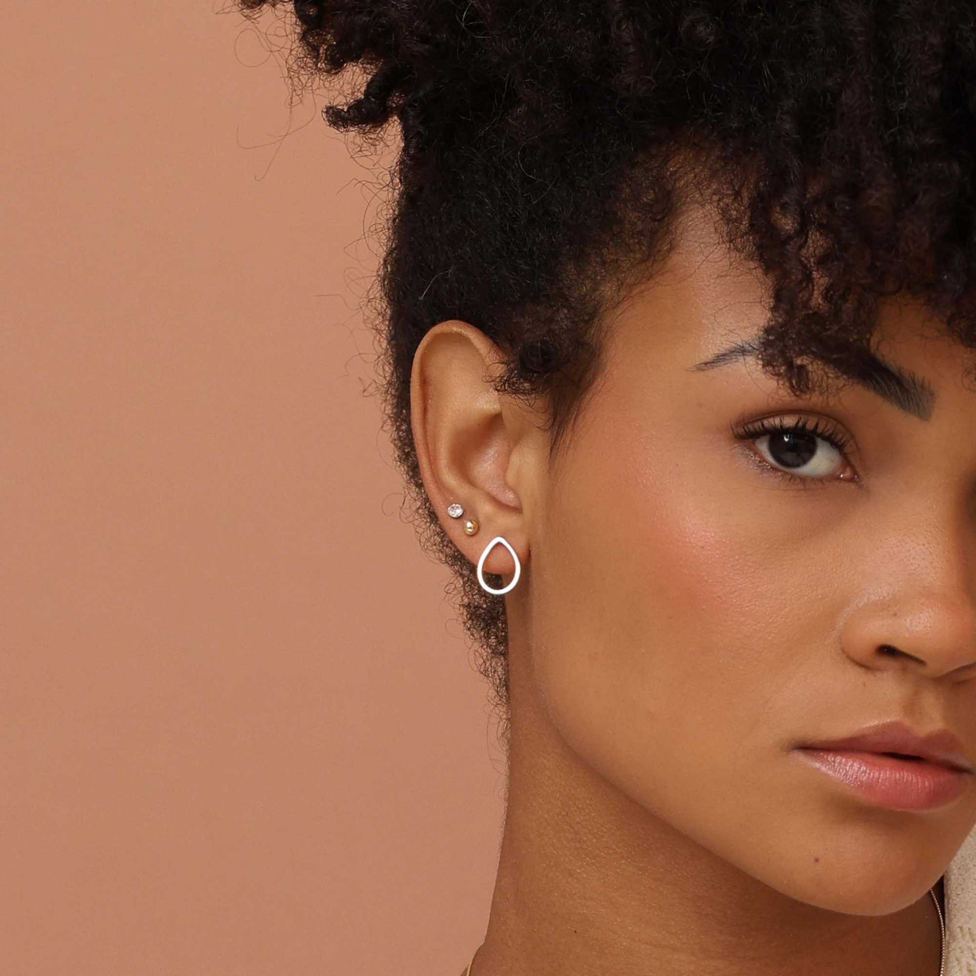 Brinco Folheado a Ouro 18k Gota Lisa Vazada Dourado 2