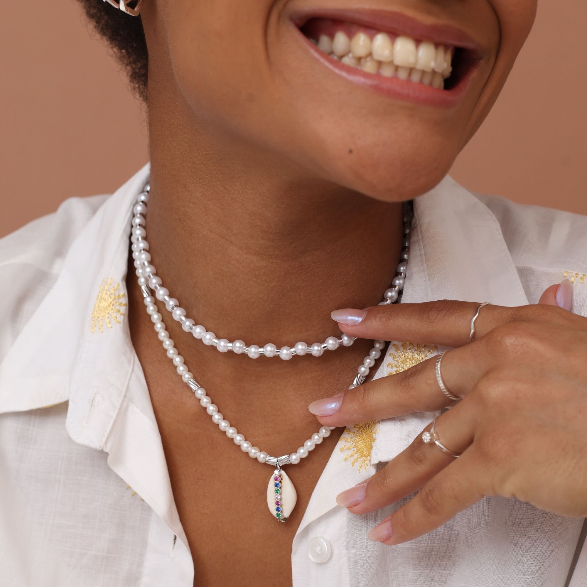 Colar Folheado a Ródio Pérola Canutilho Texturizado e Pingente Buzio Zircônias Coloridas Prata 2