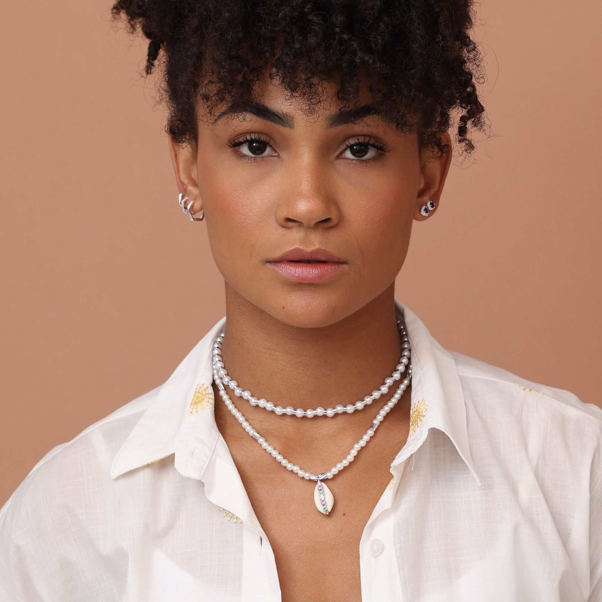 Colar Folheado a Ródio Pérola Canutilho Texturizado e Pingente Buzio Zircônias Coloridas Prata 3