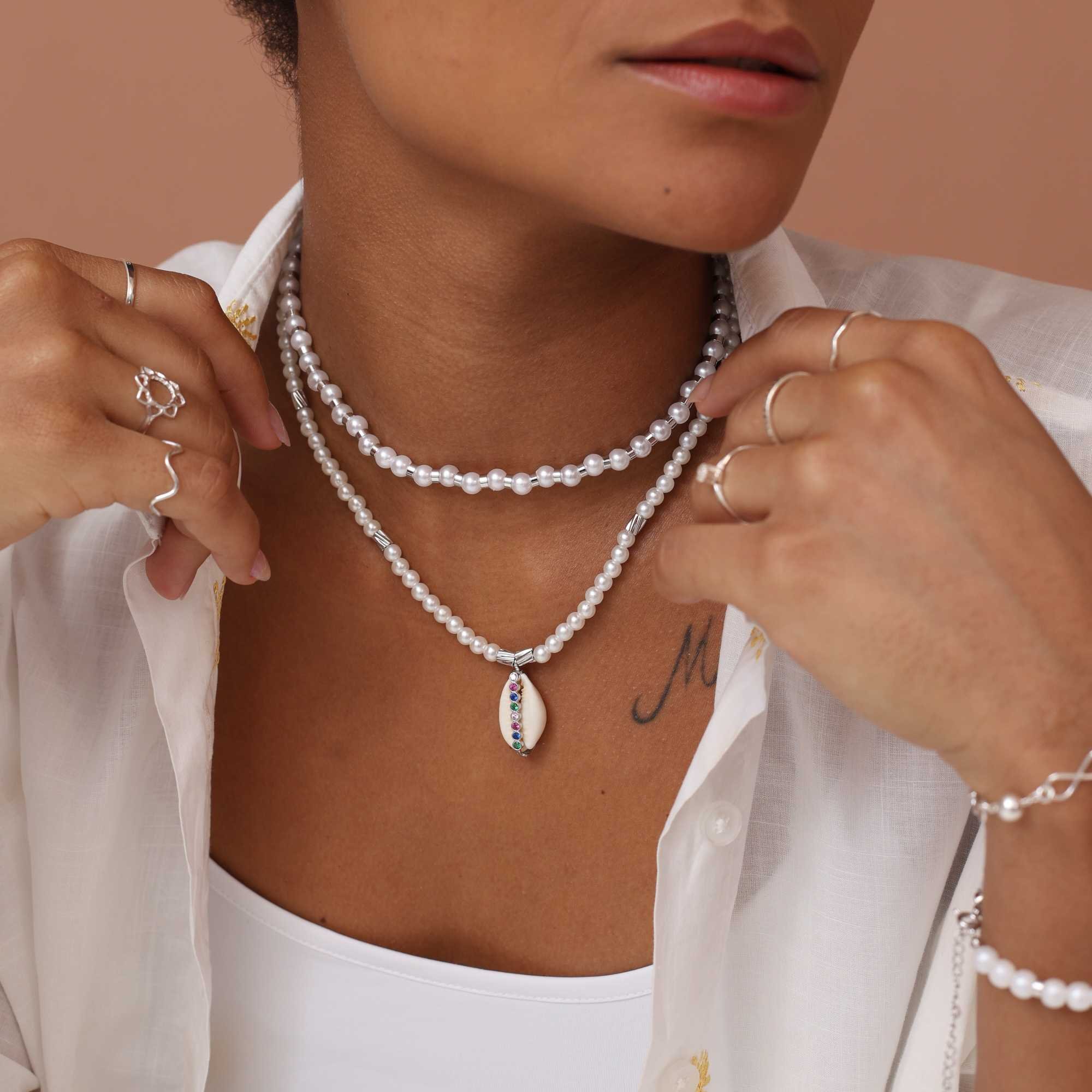 Colar Folheado a Ródio Pérola Canutilho Texturizado e Pingente Buzio Zircônias Coloridas Prata 4