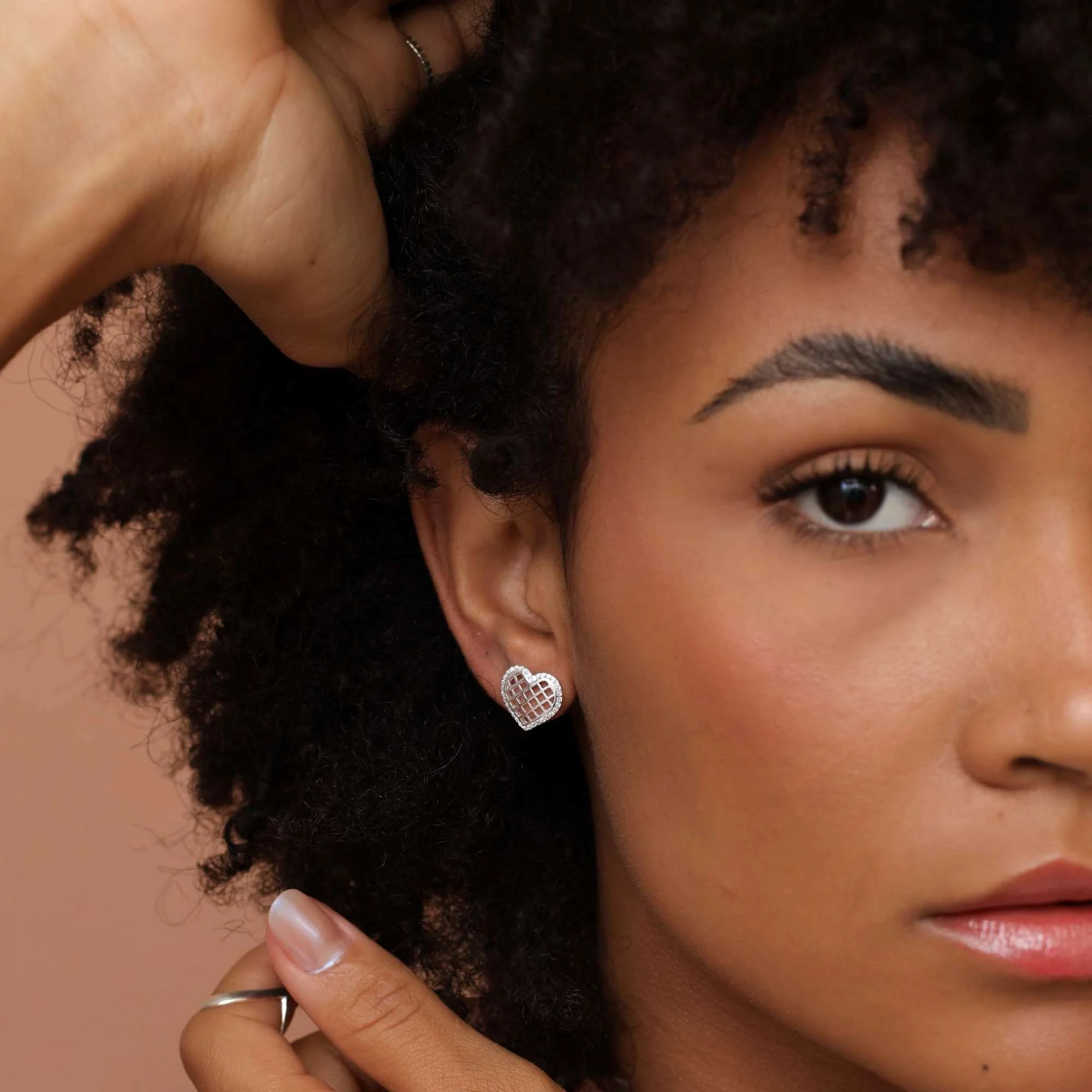 Brinco Prata 925 Coração Borda Cravejada Detalhes Vazados G Prata 2