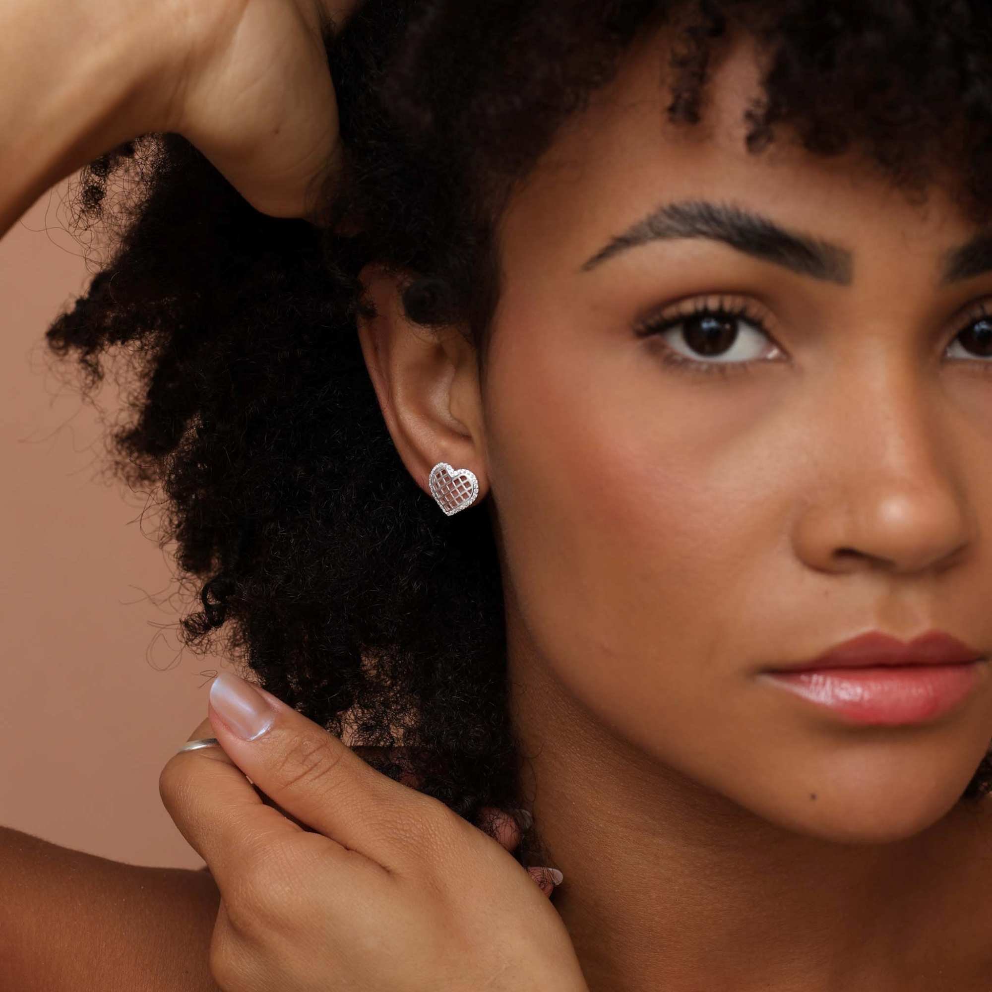 Brinco Prata 925 Coração Borda Cravejada Detalhes Vazados G Prata 3