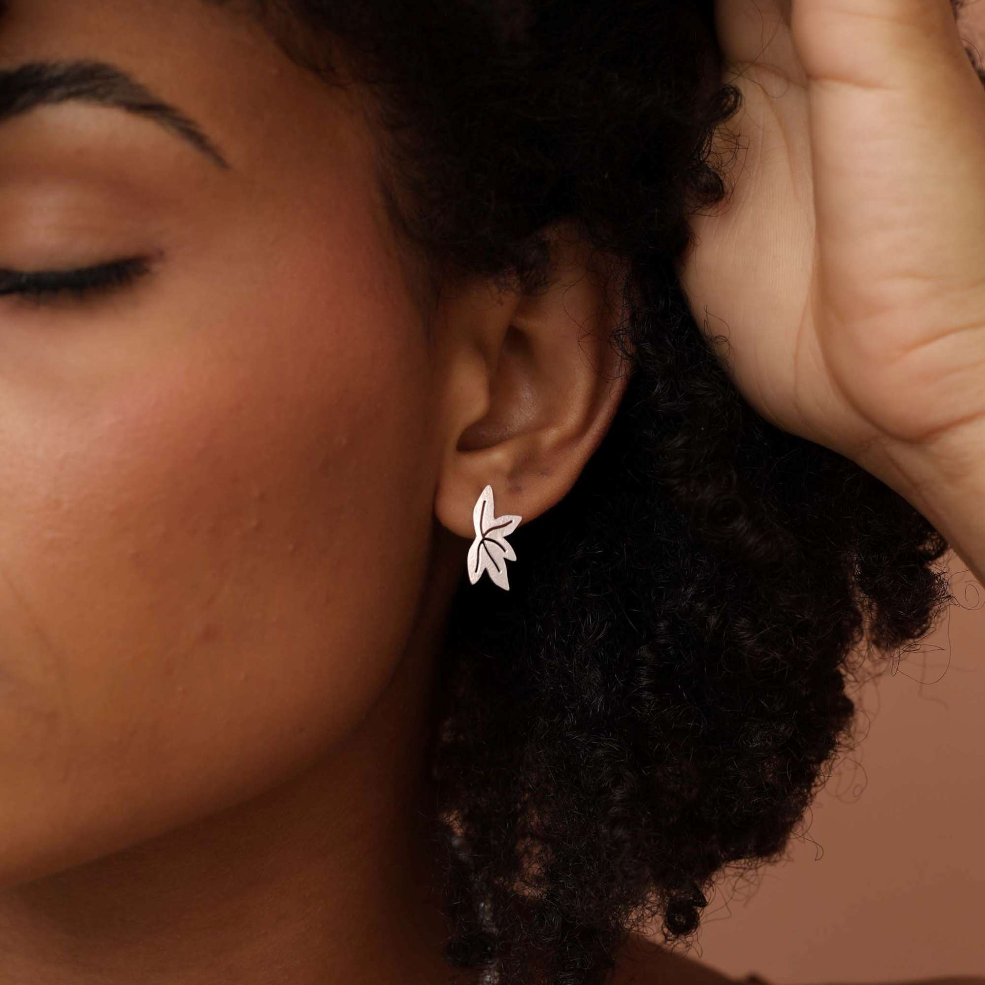 Brinco Prata 925 Meia Folha Canadense Prata 2