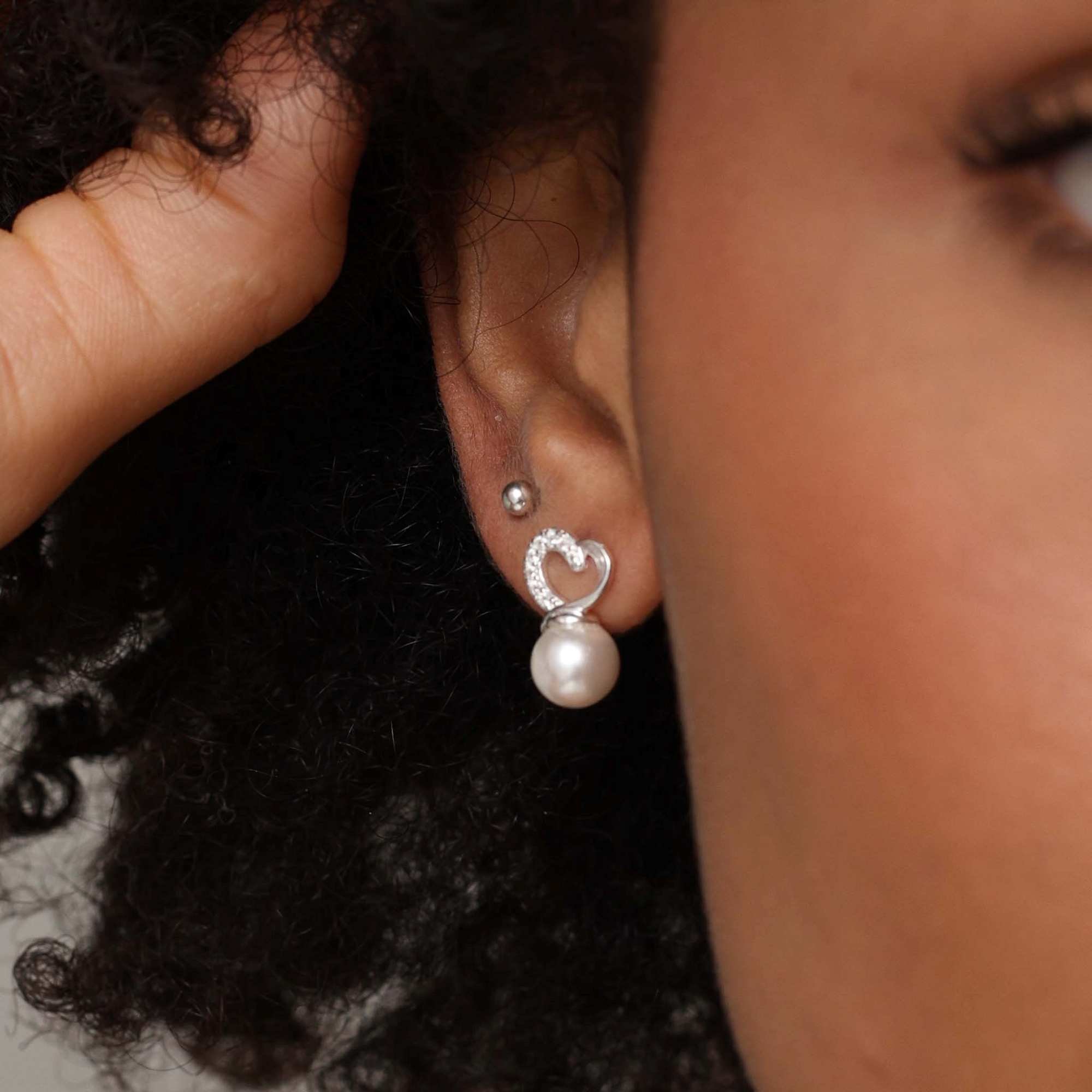 Brinco Prata 925 Coração Vazado Cravejado e Pérola Prata 2