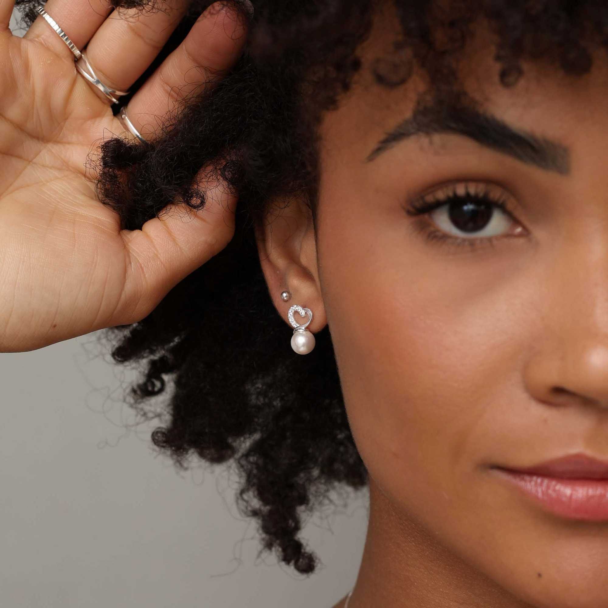 Brinco Prata 925 Coração Vazado Cravejado e Pérola Prata 3