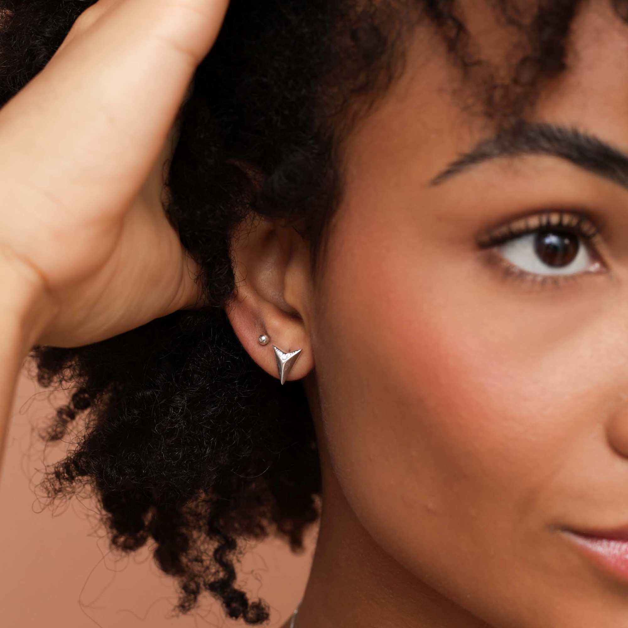 Brinco Prata 925 Triângulo Alto Relevo Detalhes Zircônia Prata 2