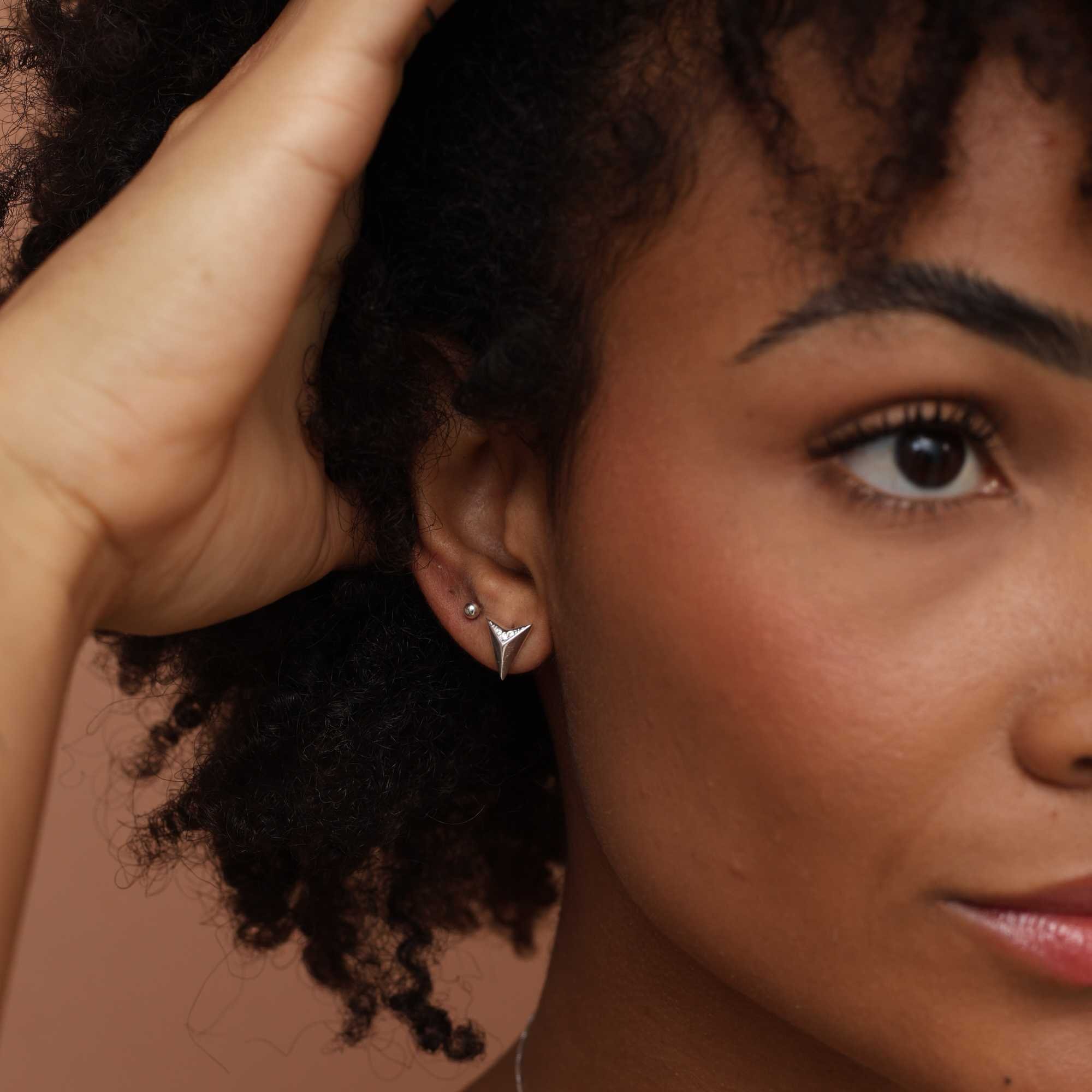 Brinco Prata 925 Triângulo Alto Relevo Detalhes Zircônia Prata 3